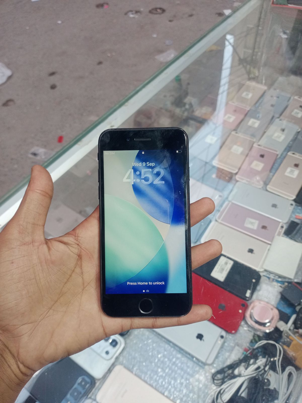 iPhone SE (2022) · 64GB - photo 1