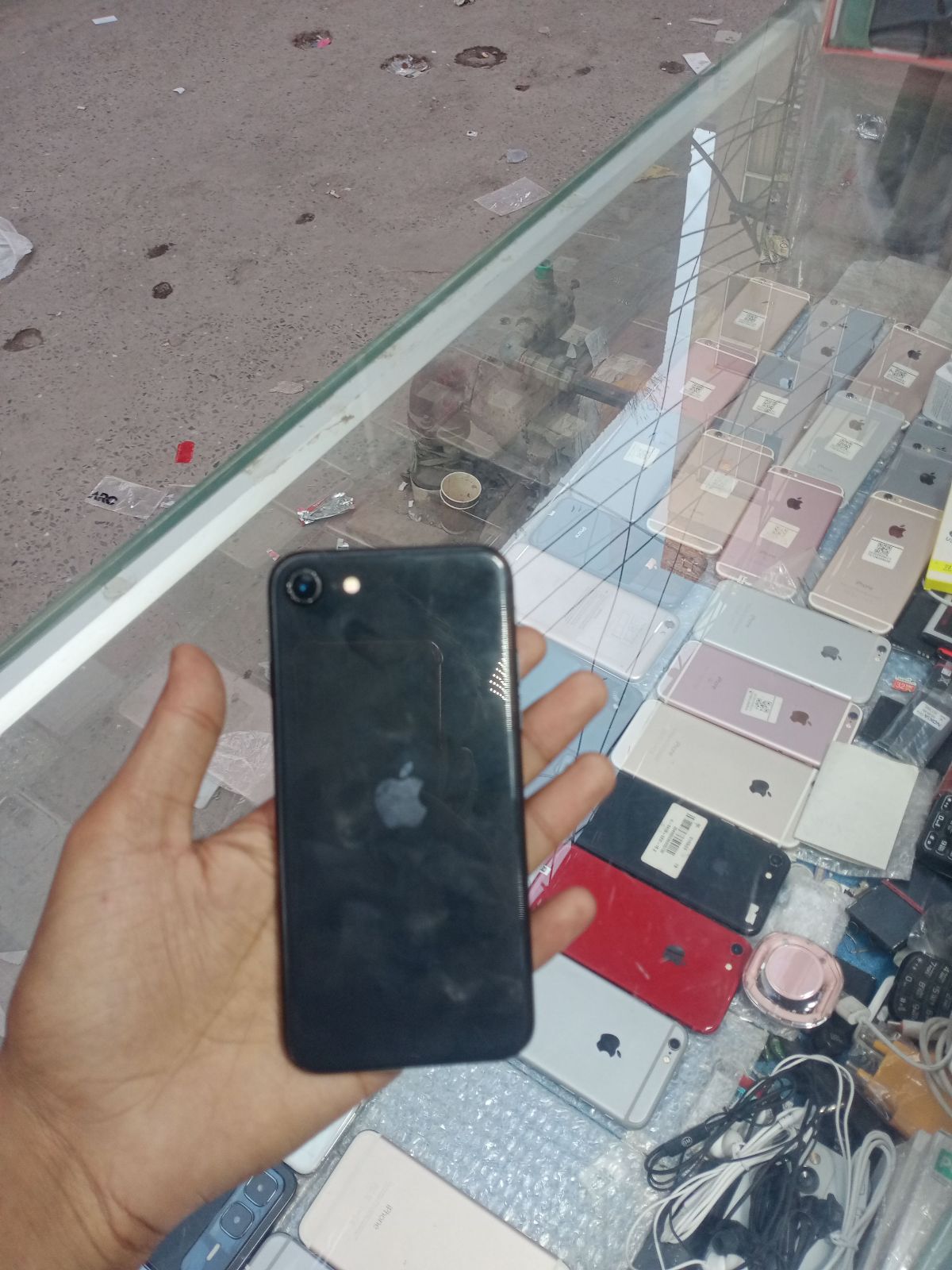 iPhone SE (2022) · 64GB - photo 2