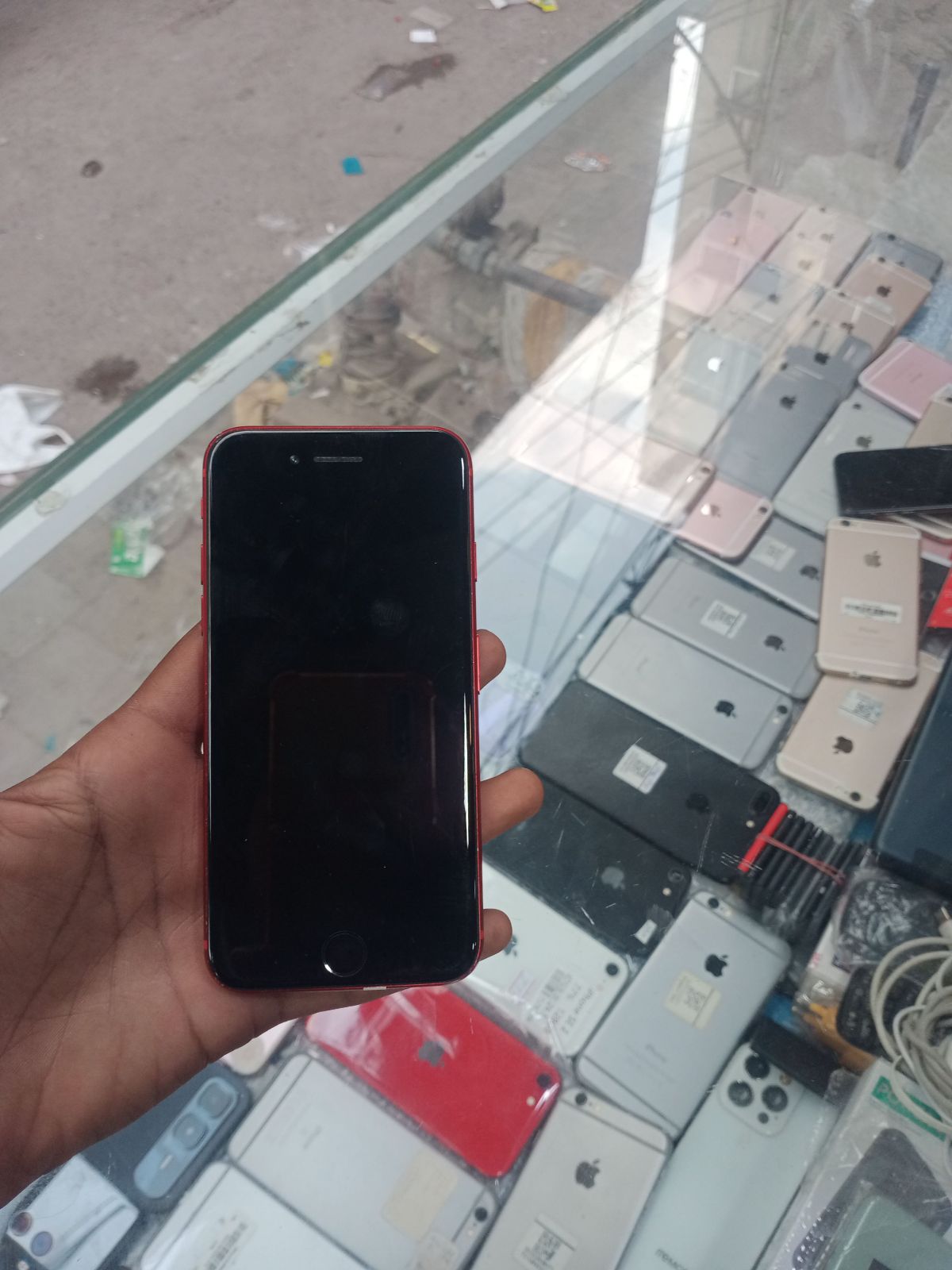 iPhone 8 · 64GB - photo 1