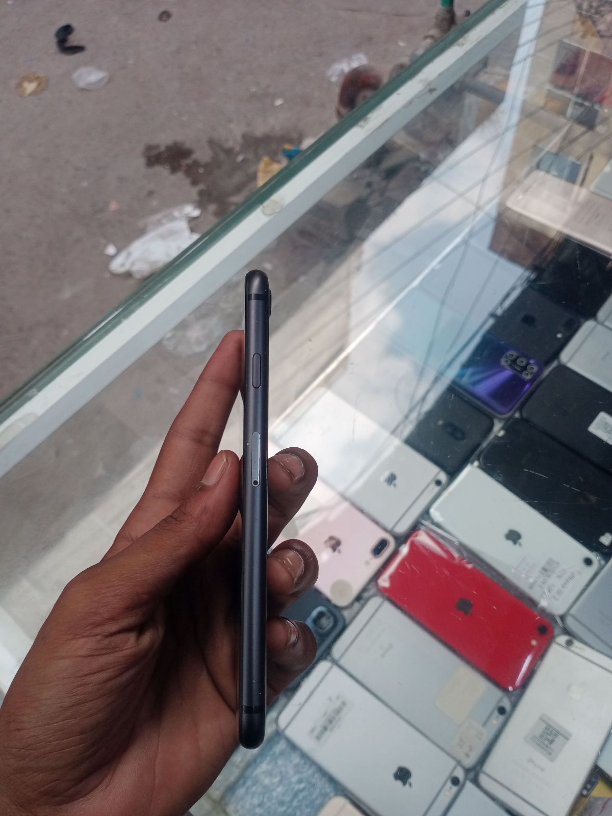 iPhone 8 · 64GB - photo 3
