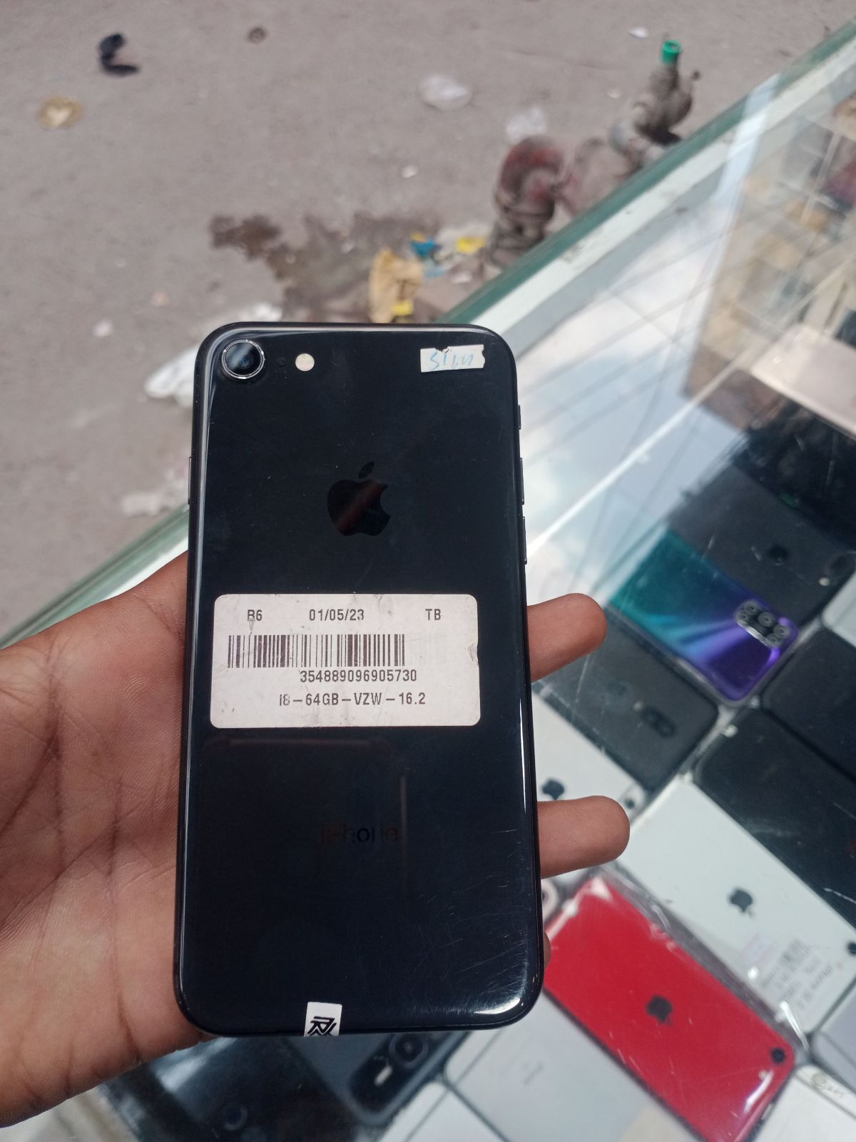 iPhone 8 · 64GB - photo 1