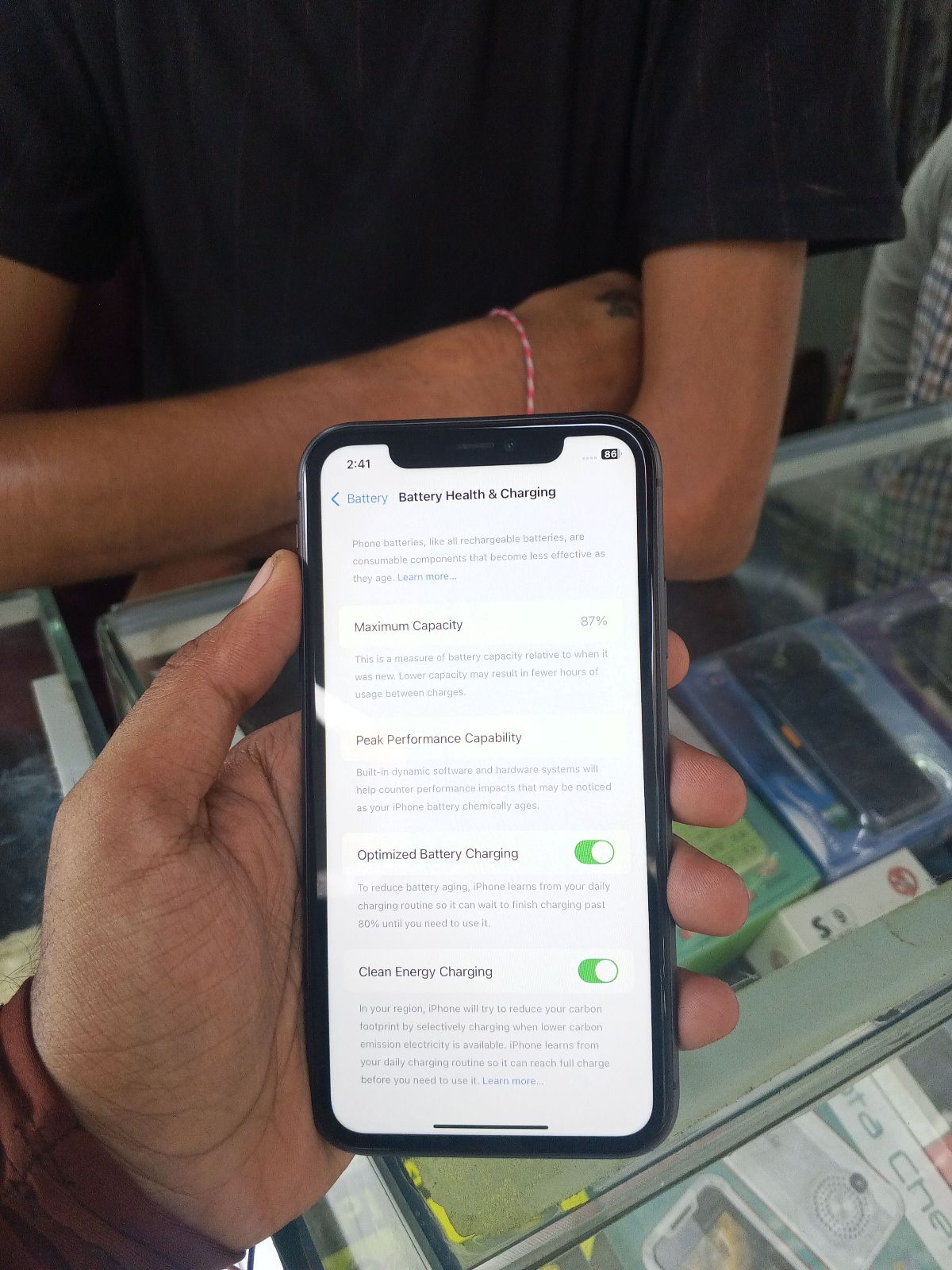 iPhone 11 · 64GB - photo 1