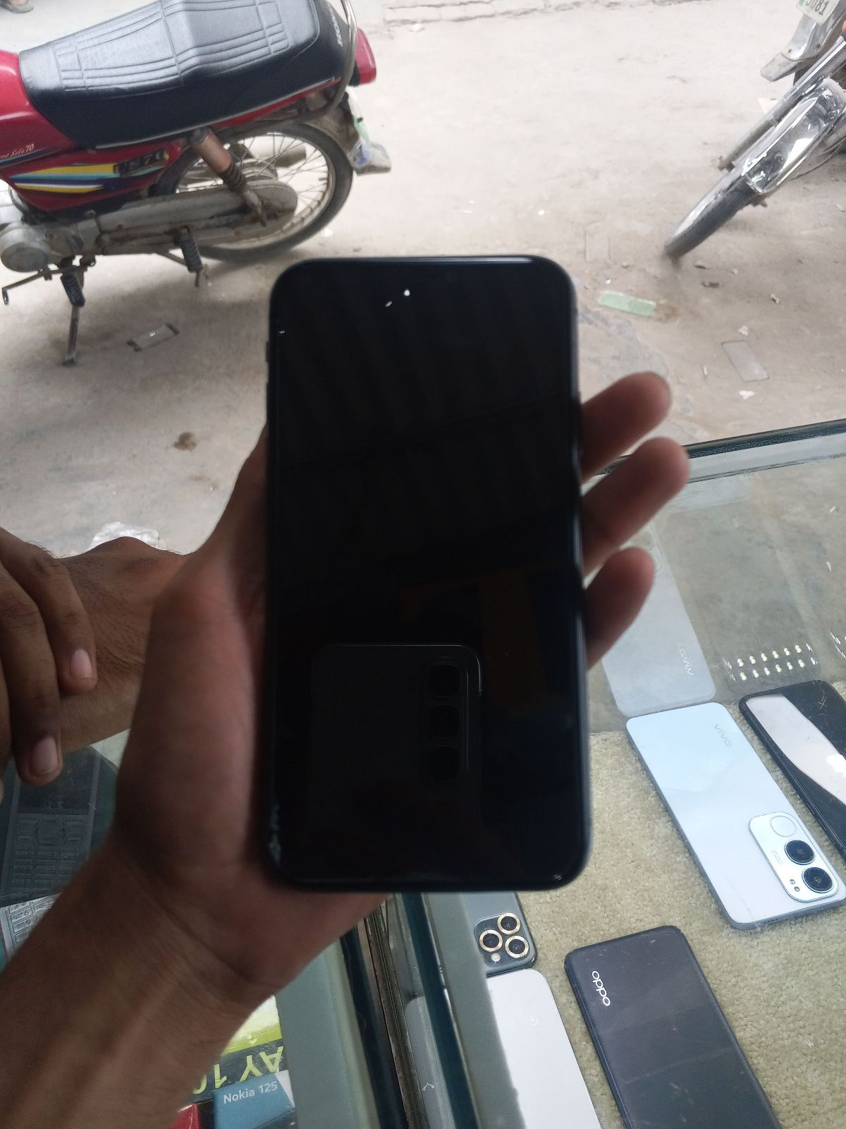 iPhone 11 · 64GB - photo 1