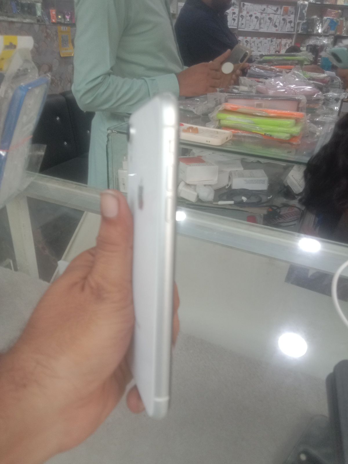 iPhone XR · 128GB - photo 3