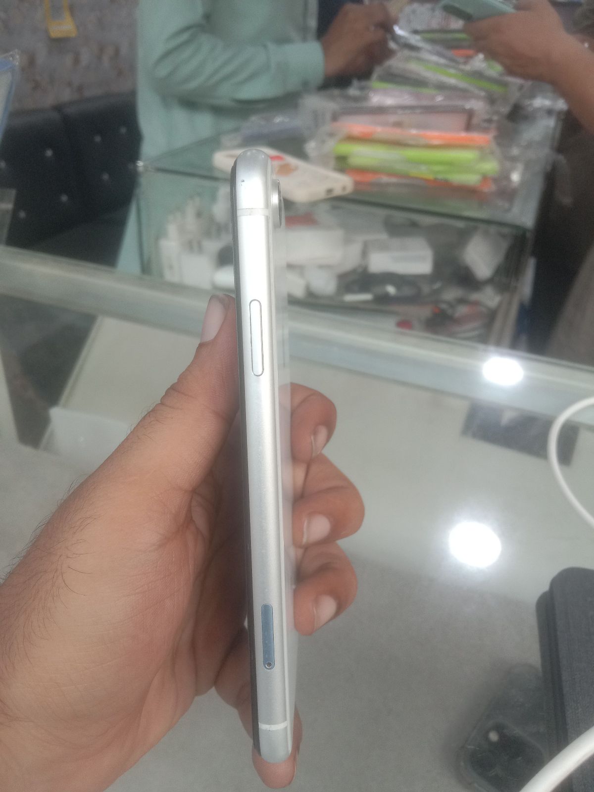 iPhone XR · 128GB - photo 4