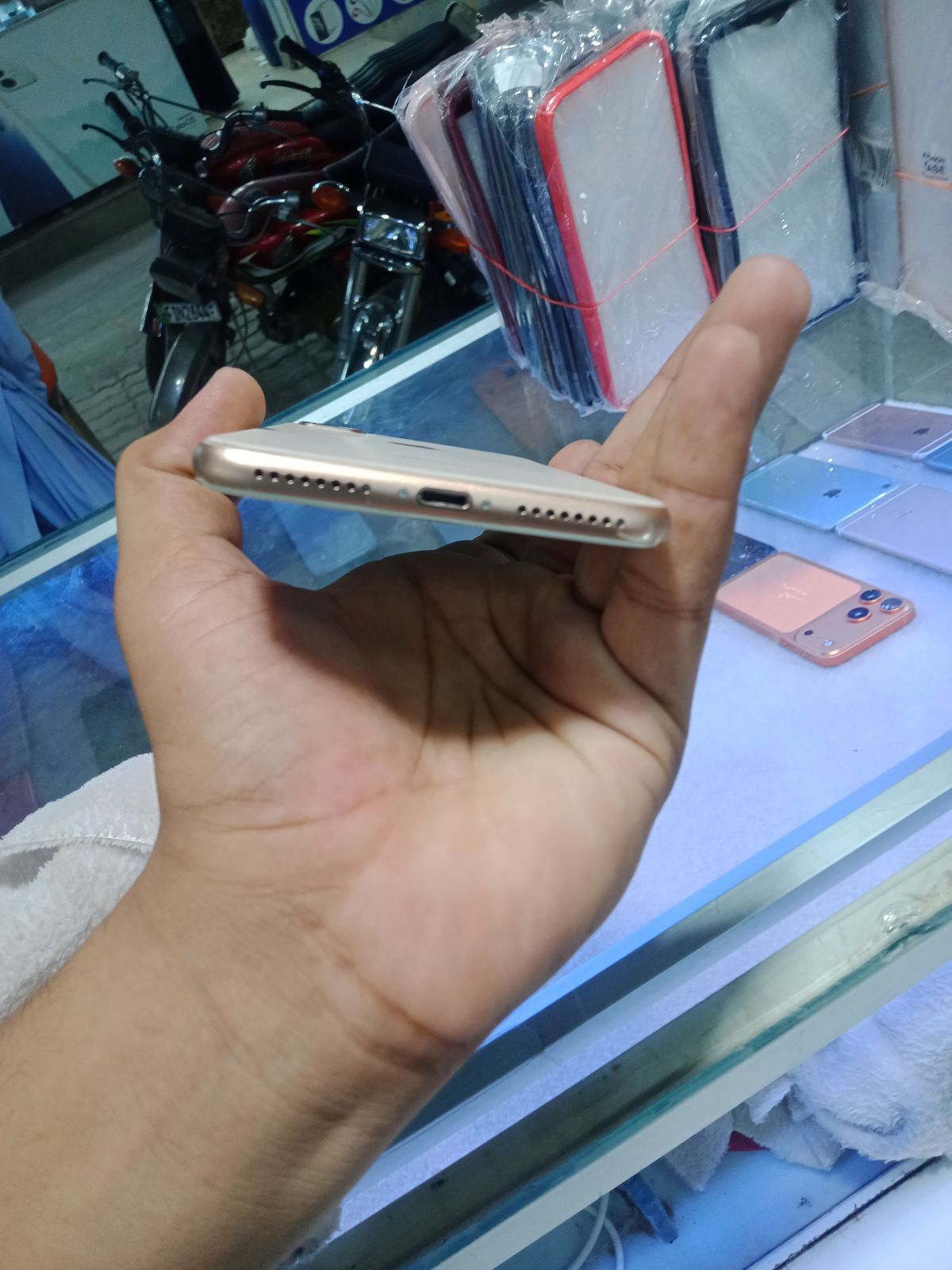 iPhone 8 Plus · 64GB - photo 3