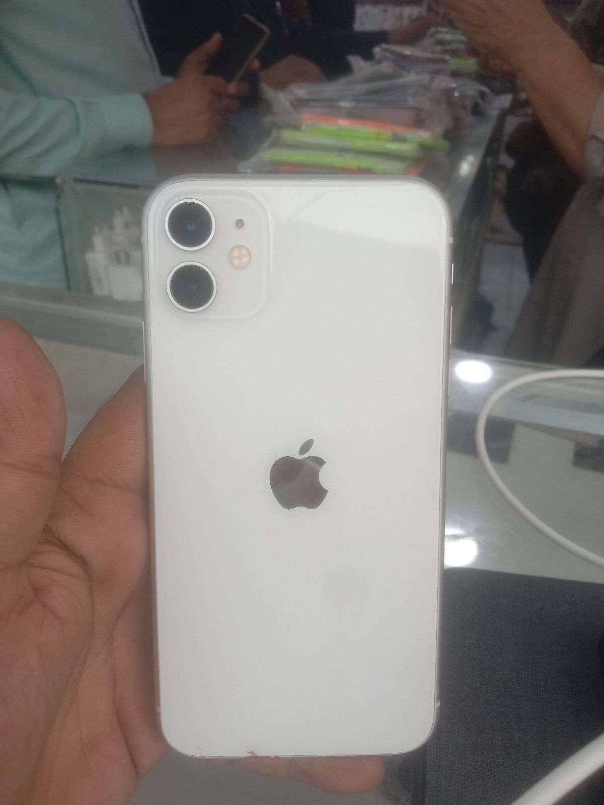 iPhone 11 · 64GB - photo 2