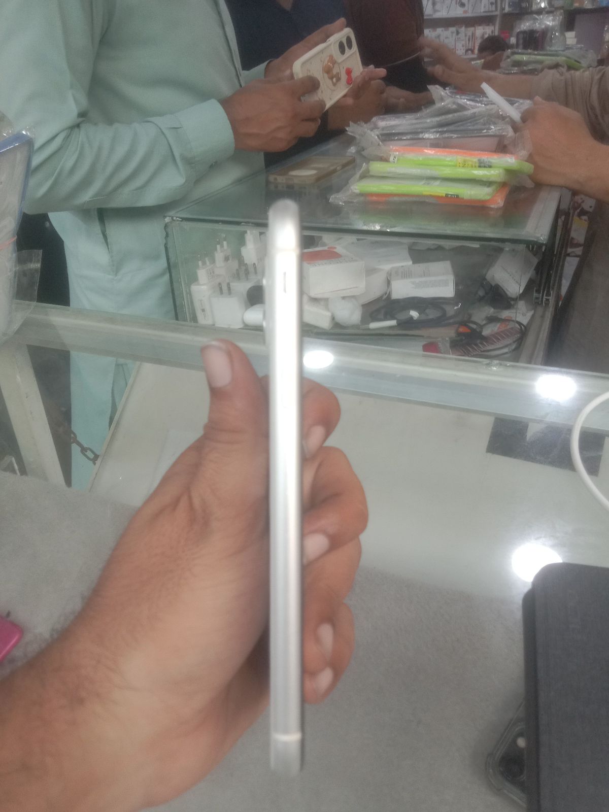 iPhone 11 · 64GB - photo 4