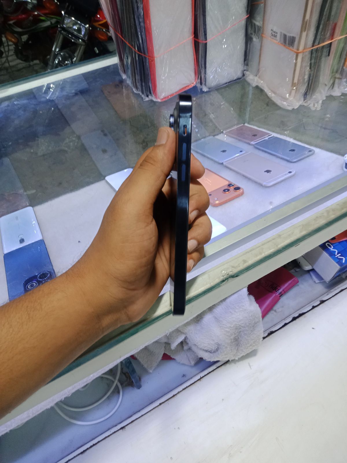 iPhone XR · 64GB - photo 3
