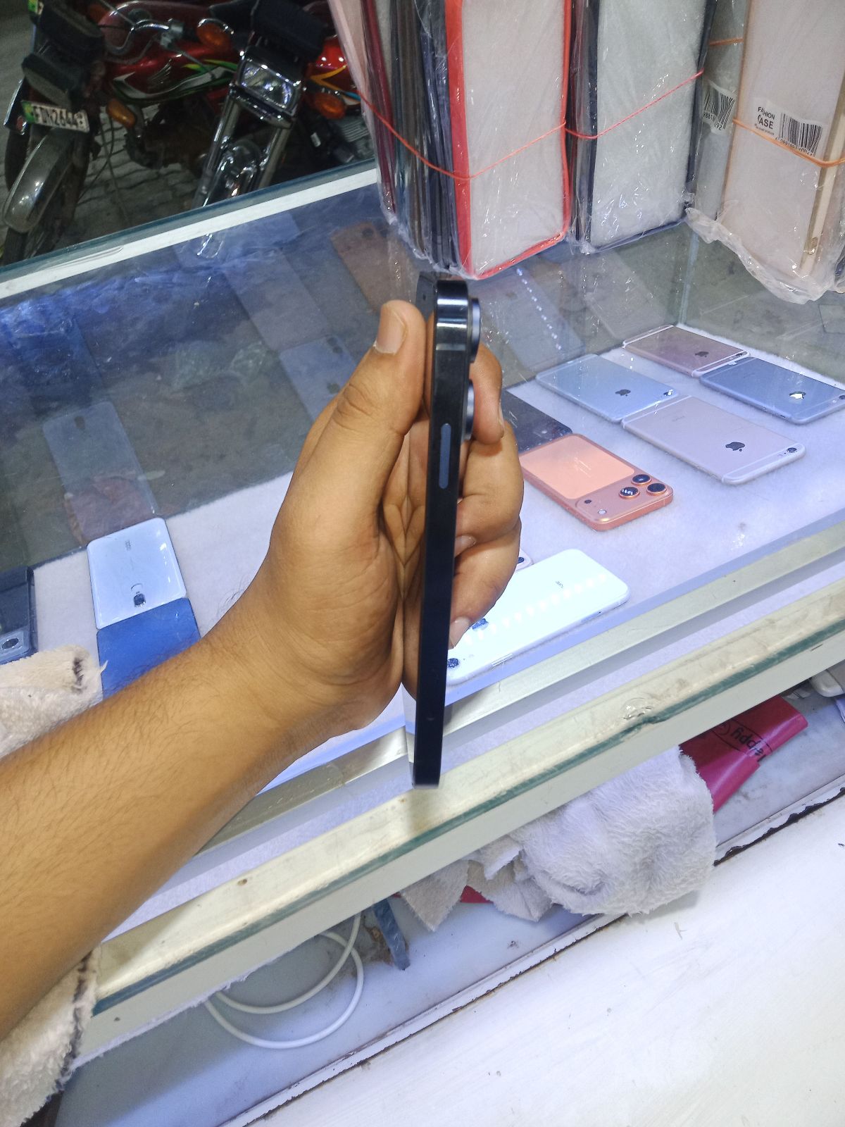 iPhone XR · 64GB - photo 4