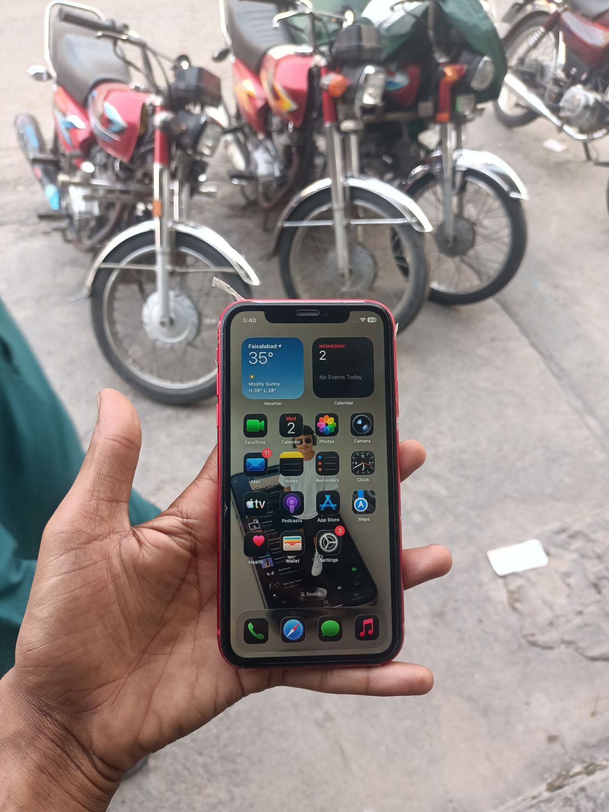 iPhone 11 · 64GB - photo 2