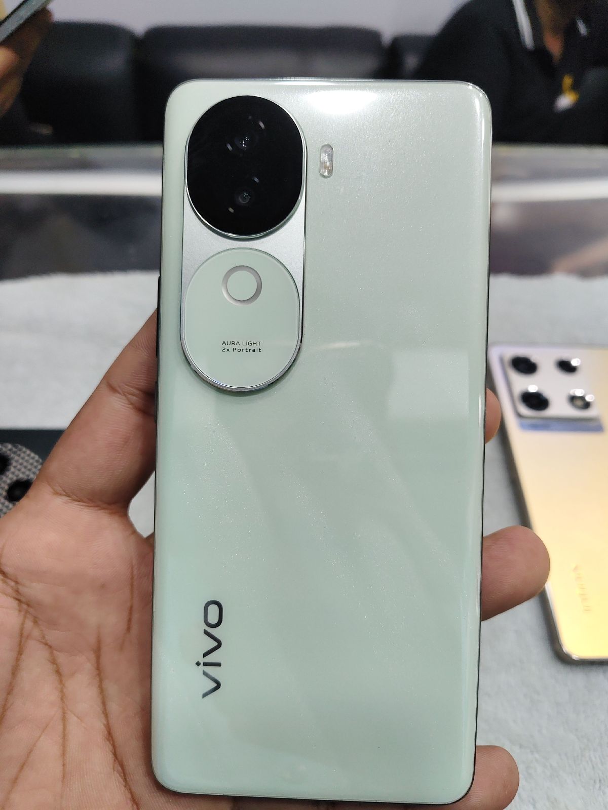 Vivo V40e · 8GB / 256GB - photo 1