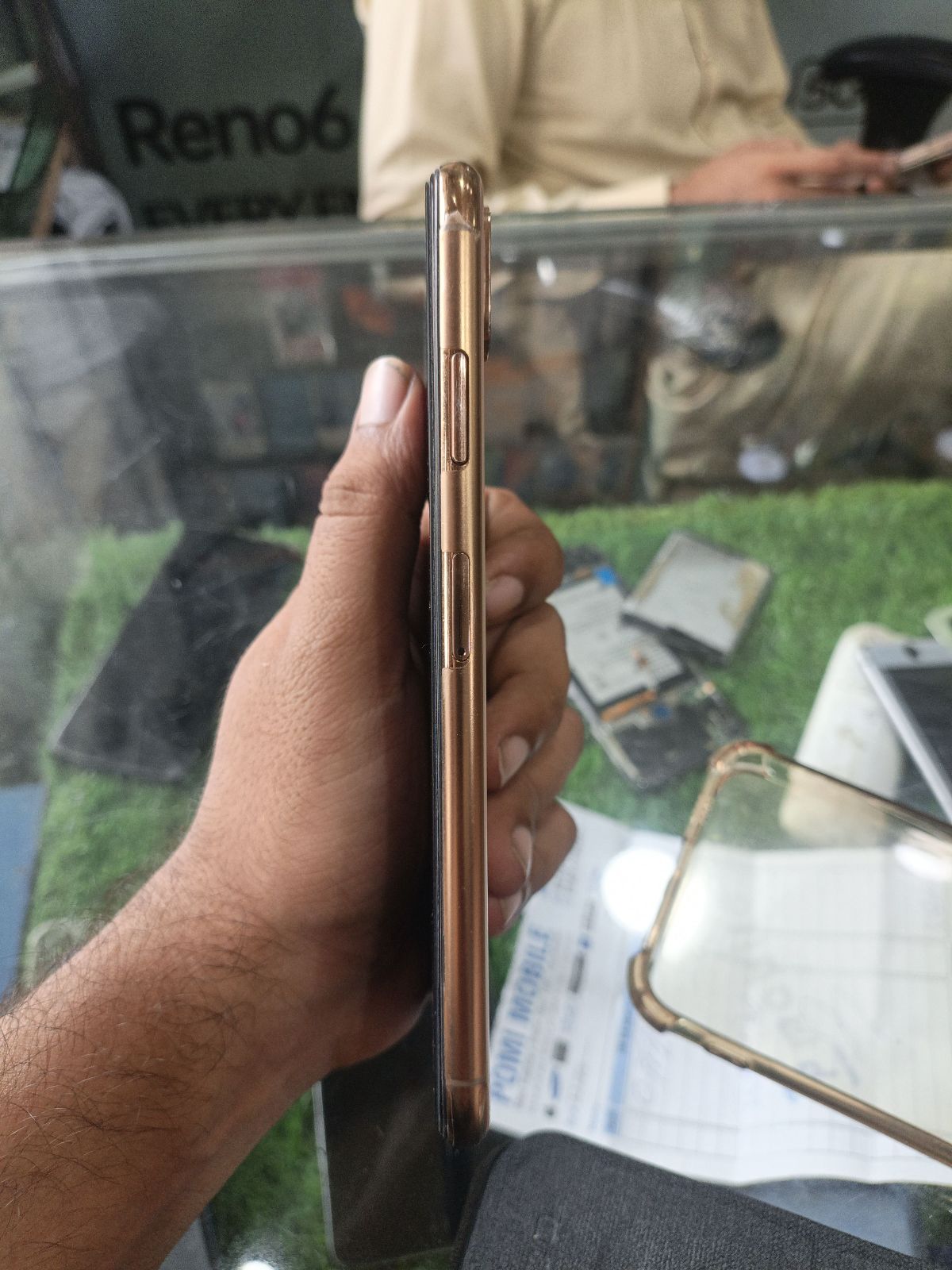 iPhone XS Max · 64GB - photo 4