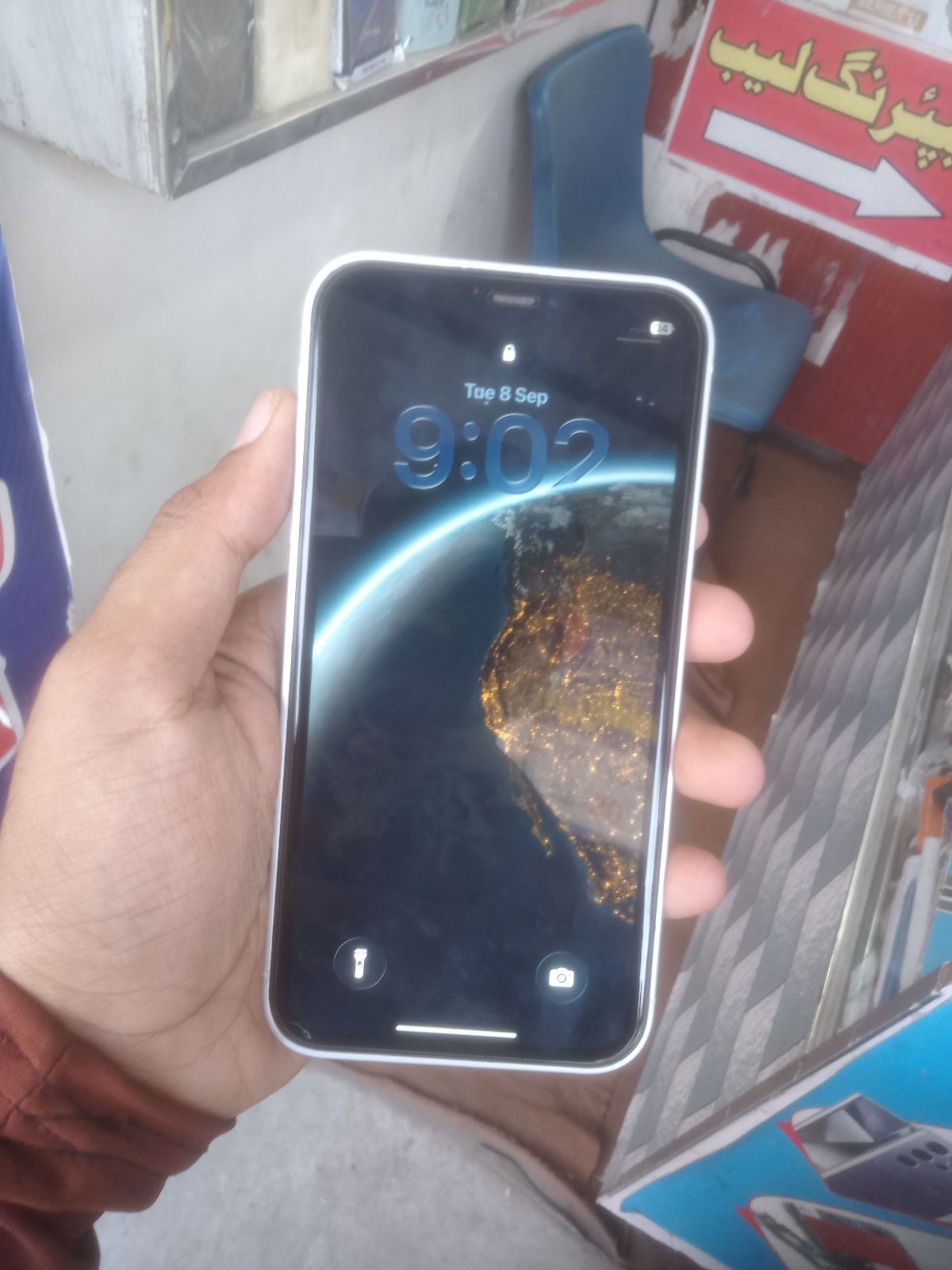iPhone 11 · 64GB - photo 2
