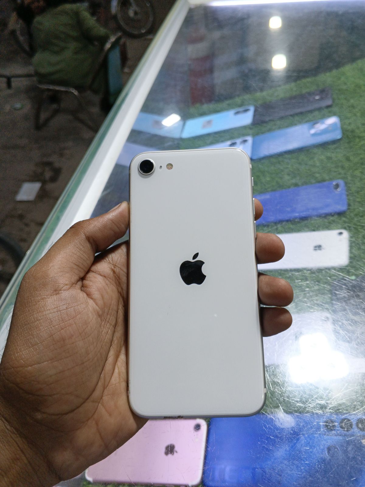 iPhone SE (2020) · 64GB - photo 2