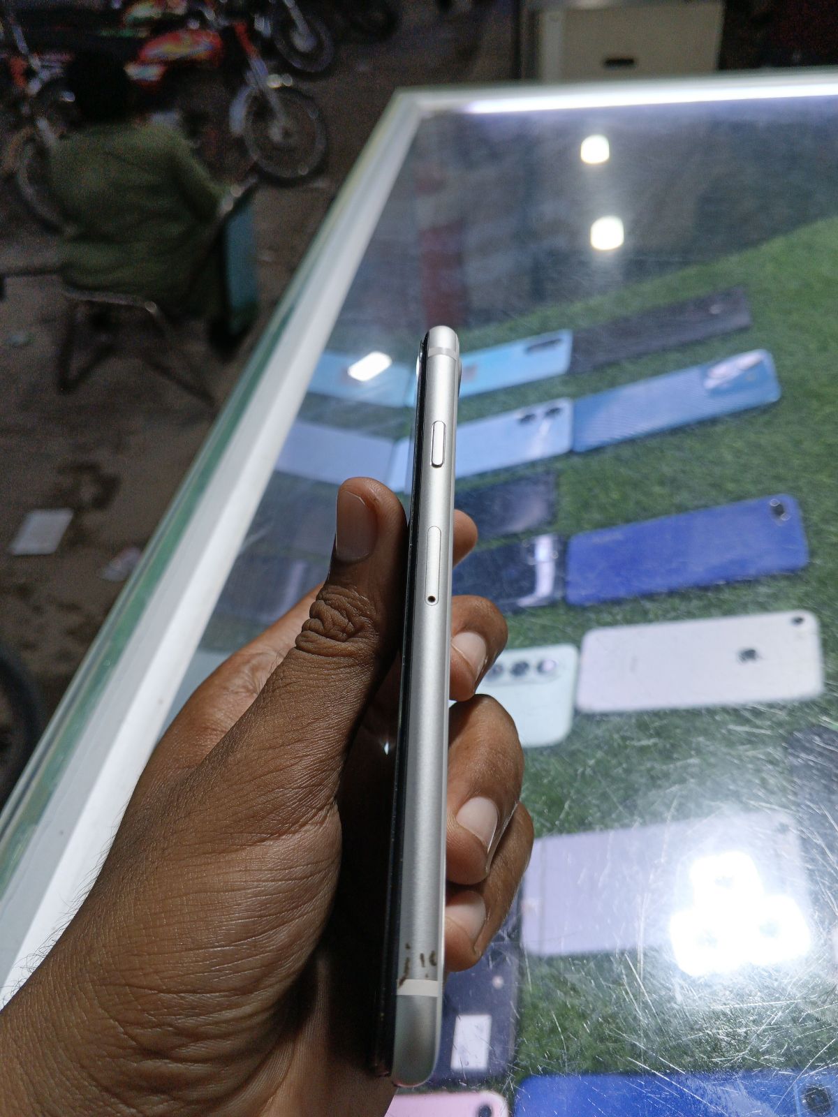 iPhone SE (2020) · 64GB - photo 3