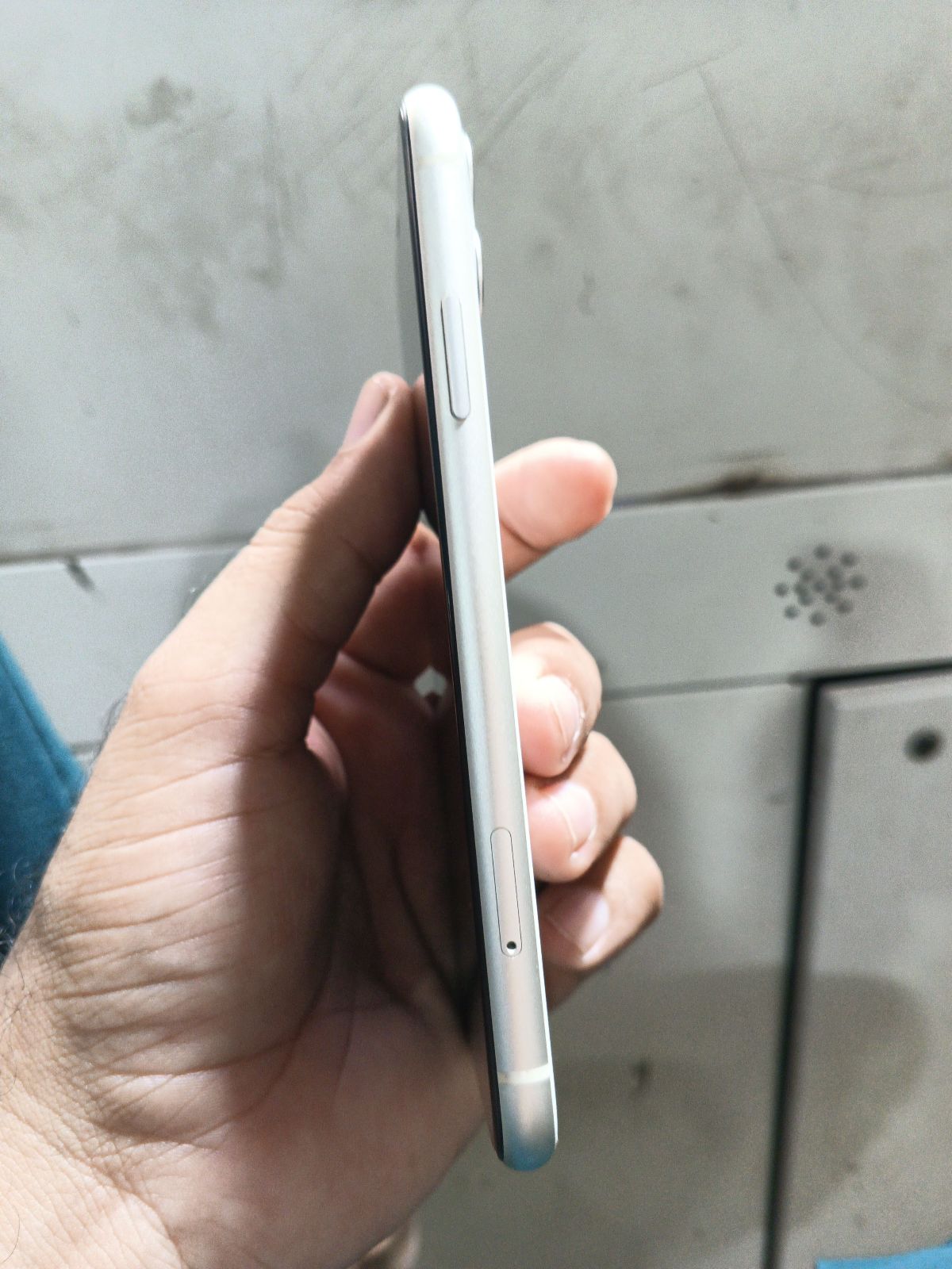 iPhone 11 · 64GB - photo 3