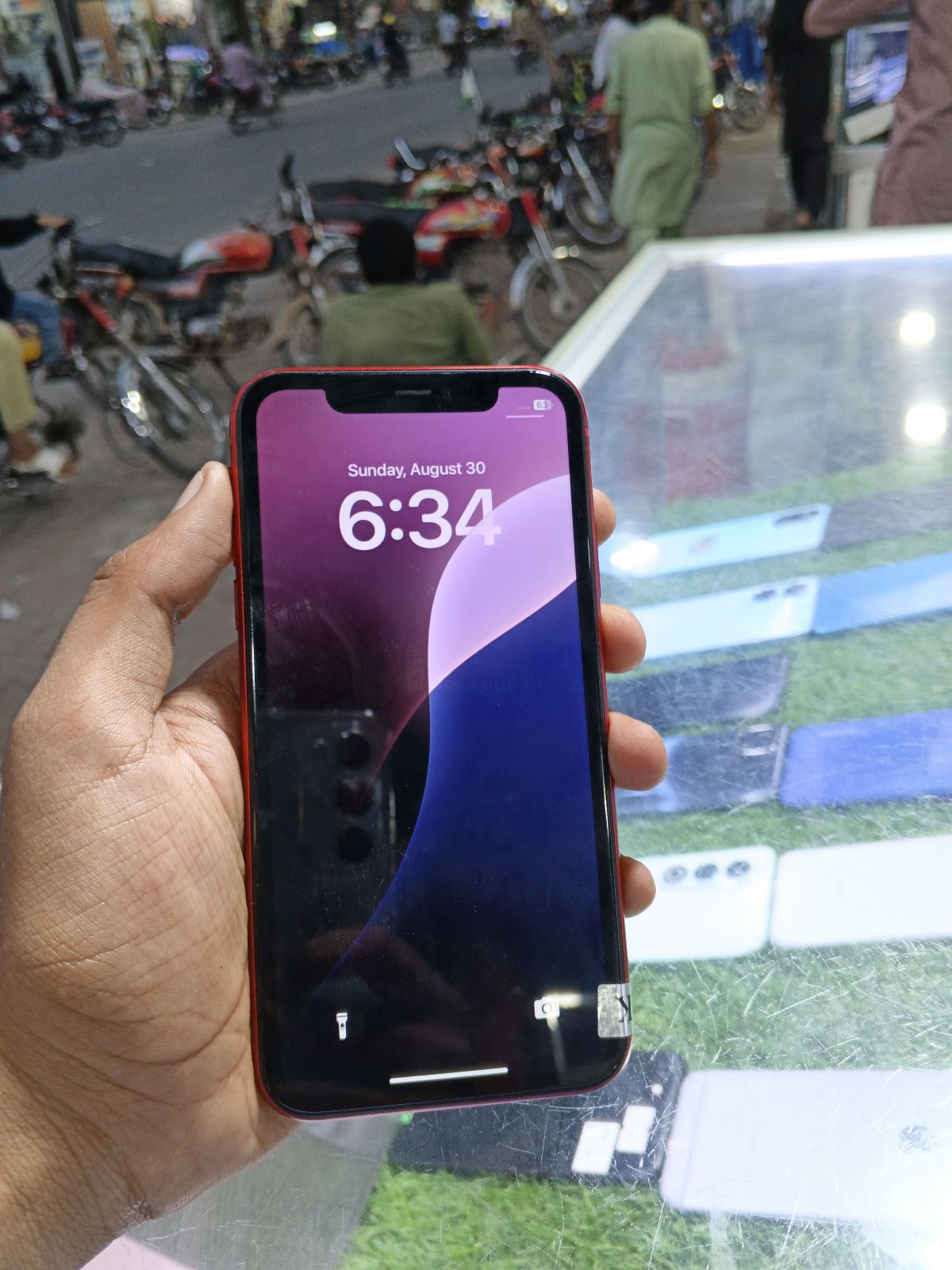 iPhone 11 · 64GB - photo 2