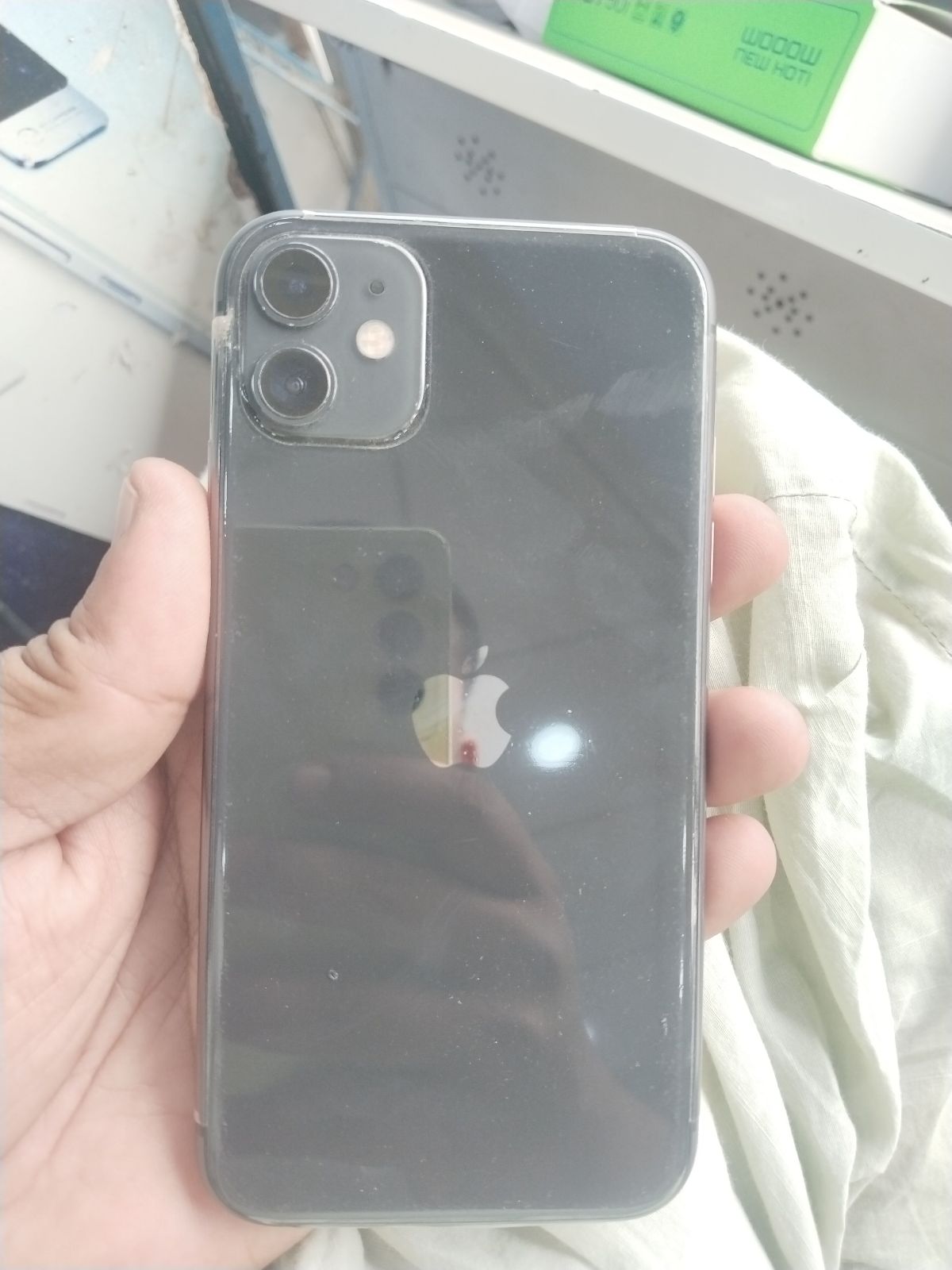 iPhone 11 · 64GB - photo 2
