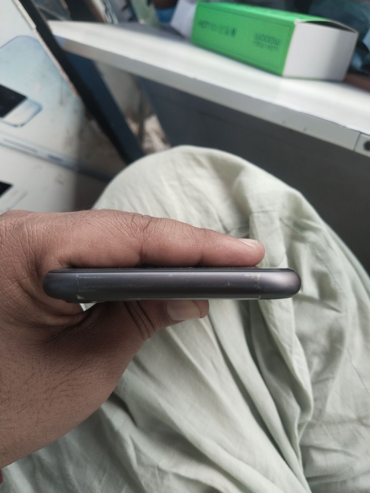 iPhone 11 · 64GB - photo 4
