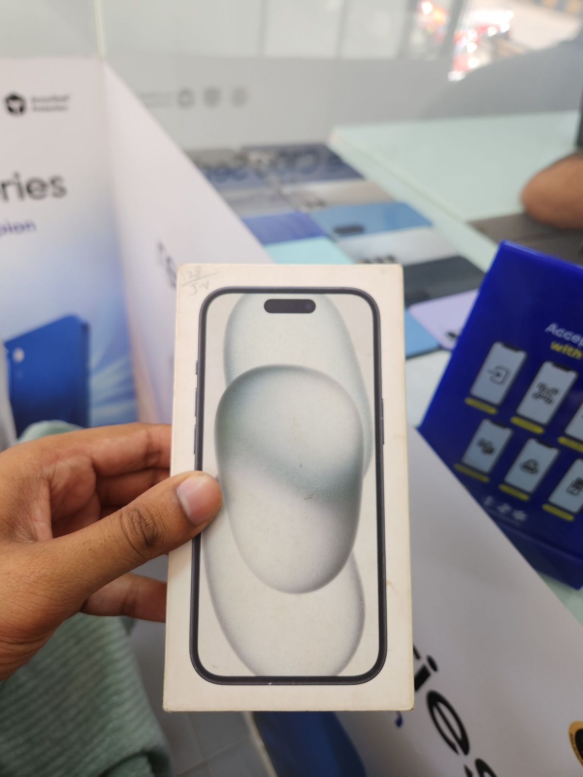 iPhone 15 · 128GB - photo 2