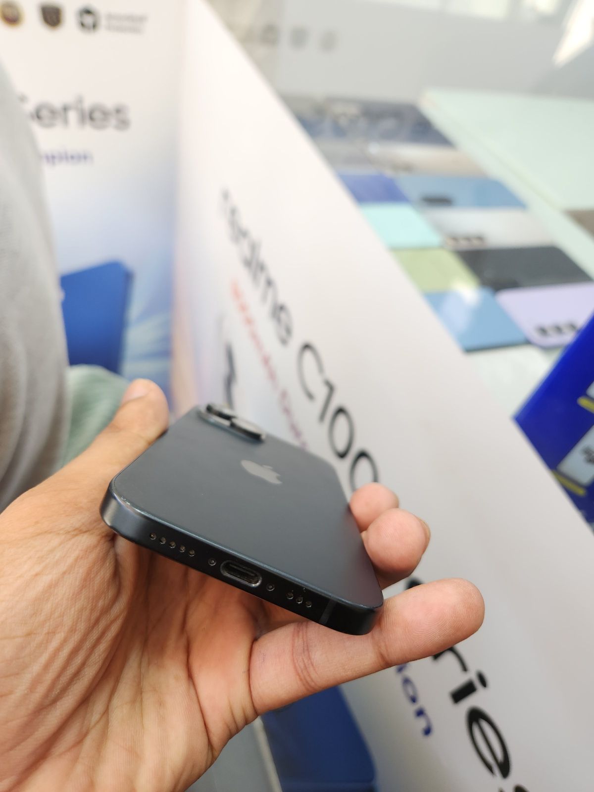 iPhone 15 · 128GB - photo 4