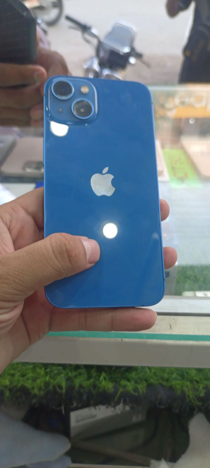 iPhone 13 · 128GB - photo 1