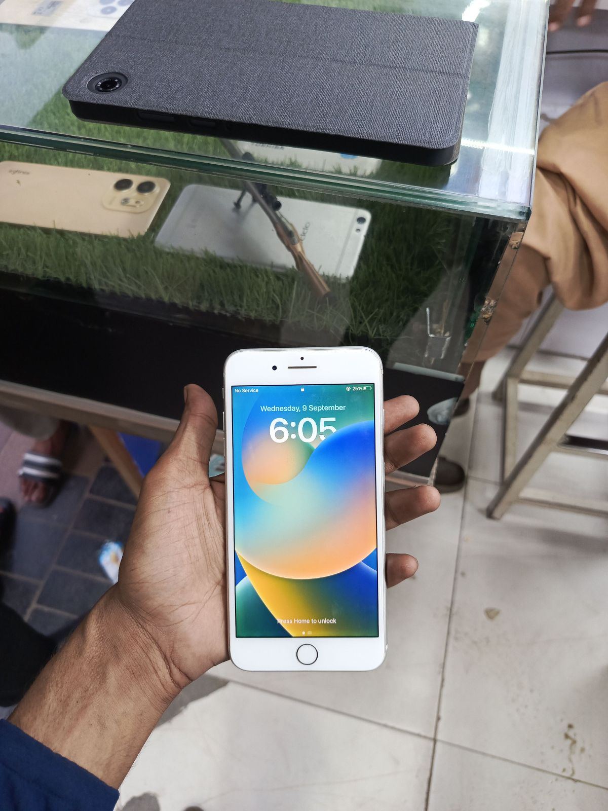 iPhone 8 Plus · 64GB - photo 2