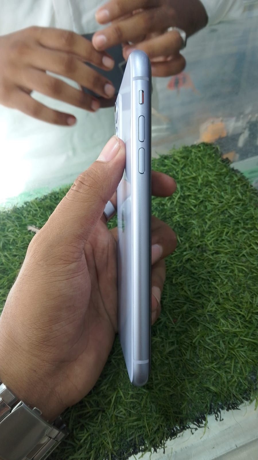 iPhone 11 · 64GB - photo 3