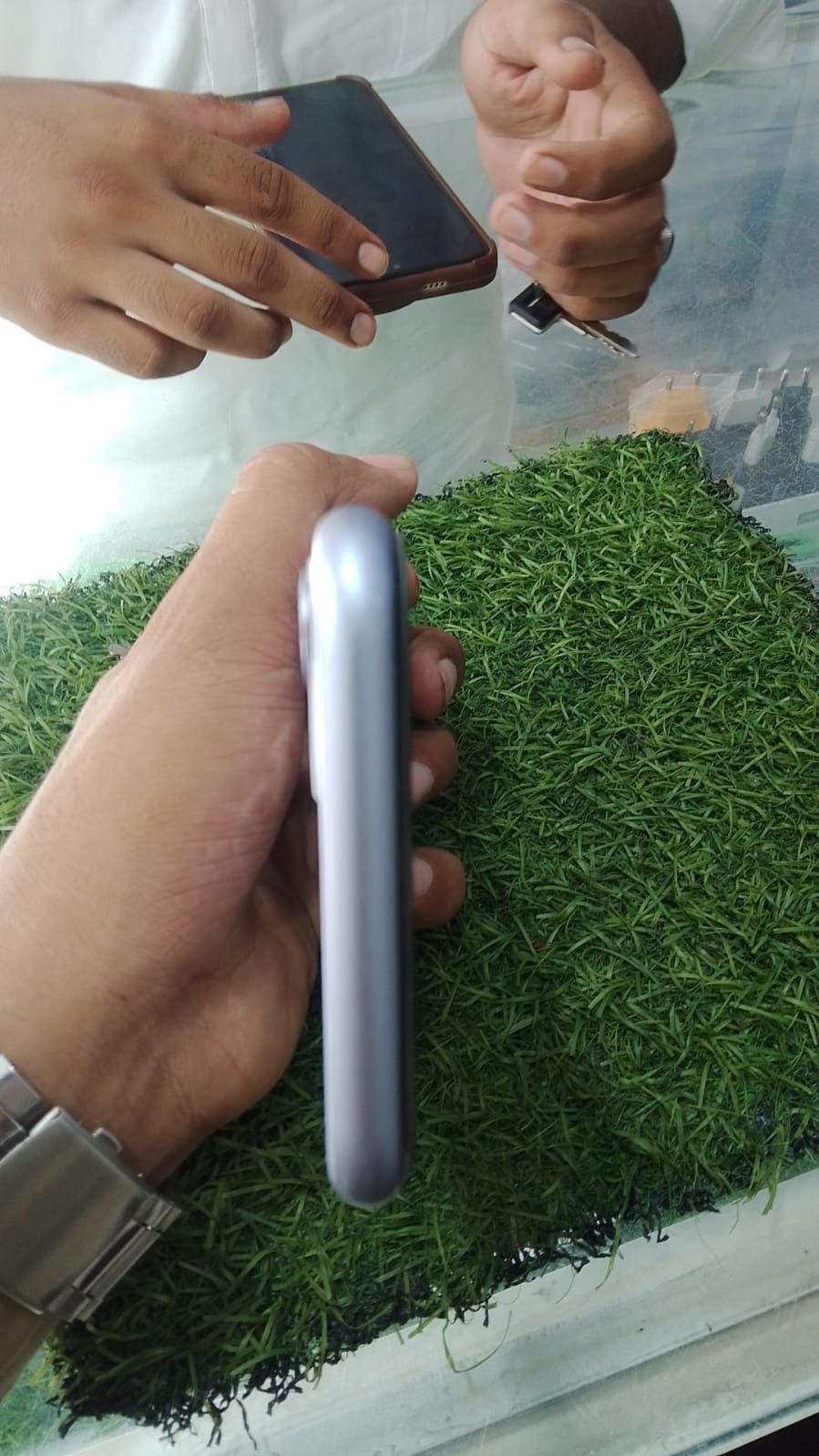 iPhone 11 · 64GB - photo 4