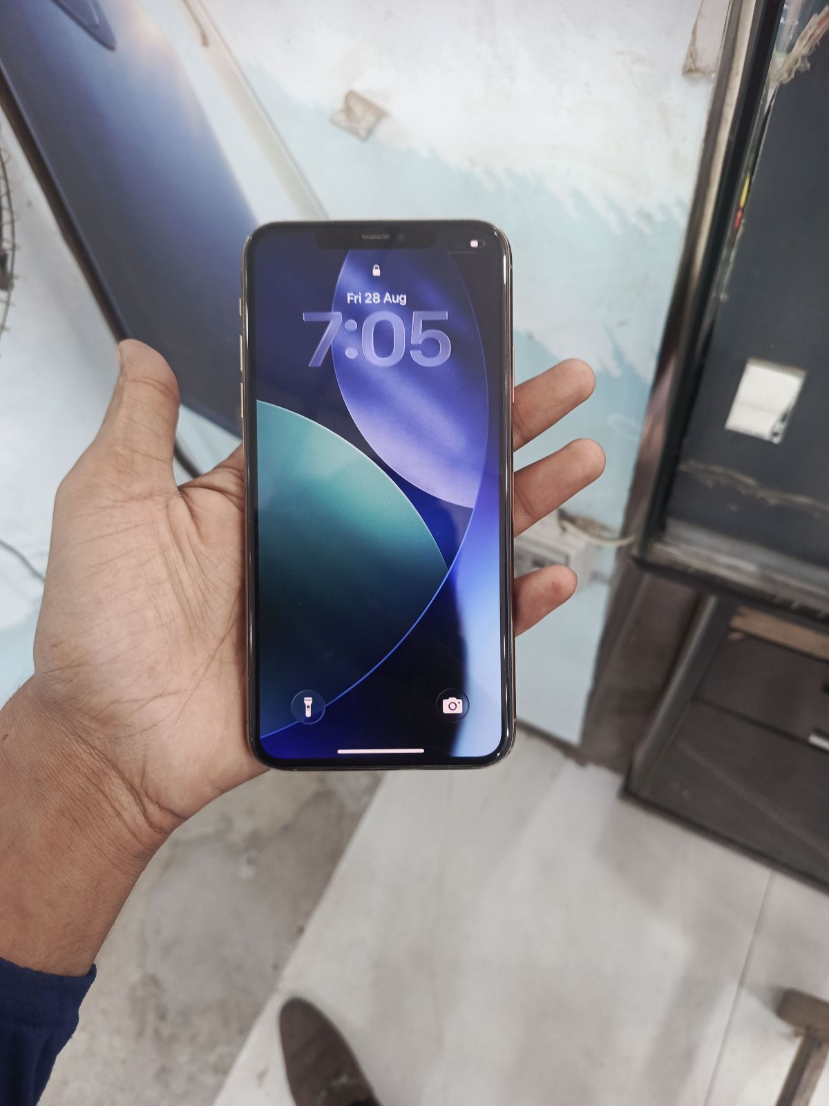iPhone 11 Pro Max · 64GB - photo 2