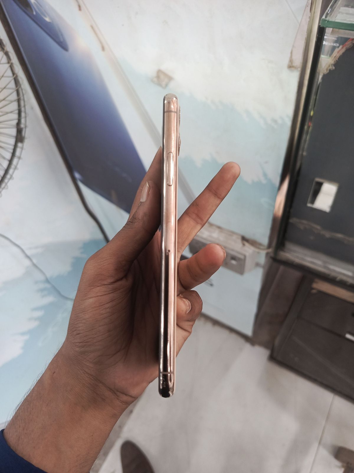 iPhone 11 Pro Max · 64GB - photo 4