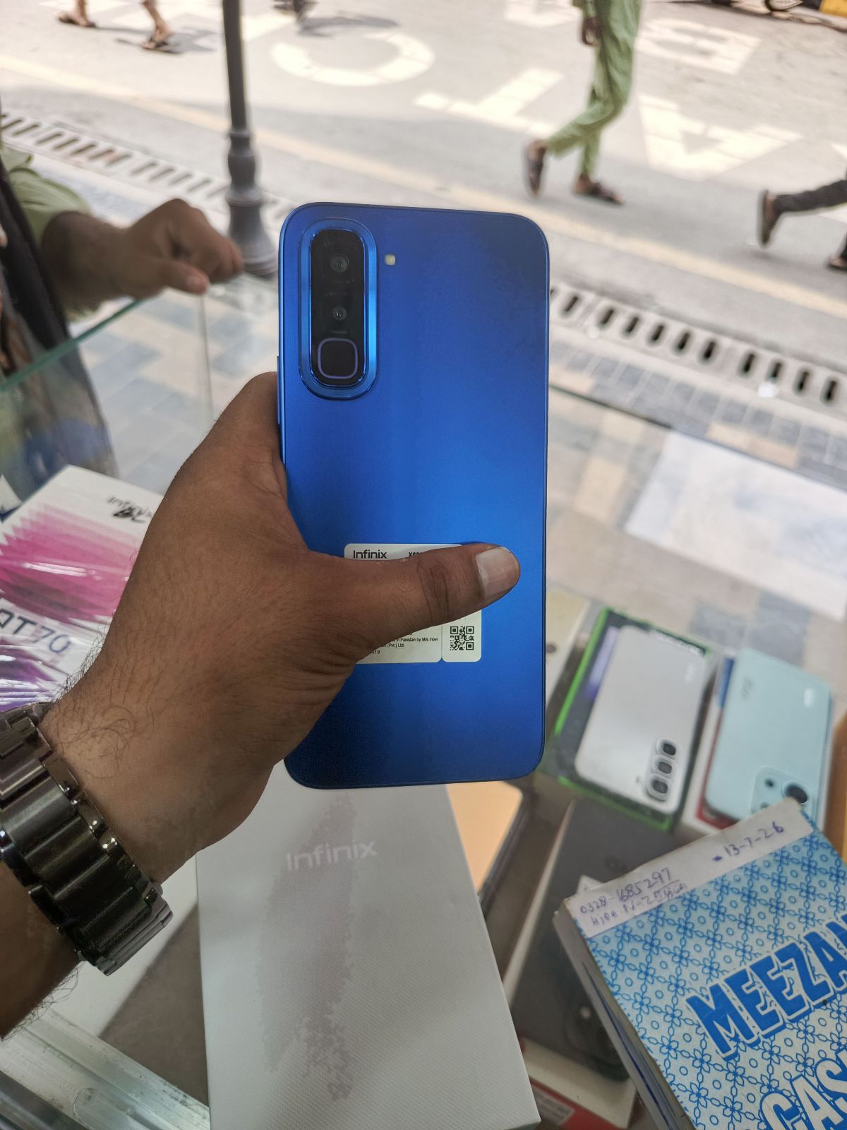 Infinix Hot 70 · 6GB / 128GB - photo 2