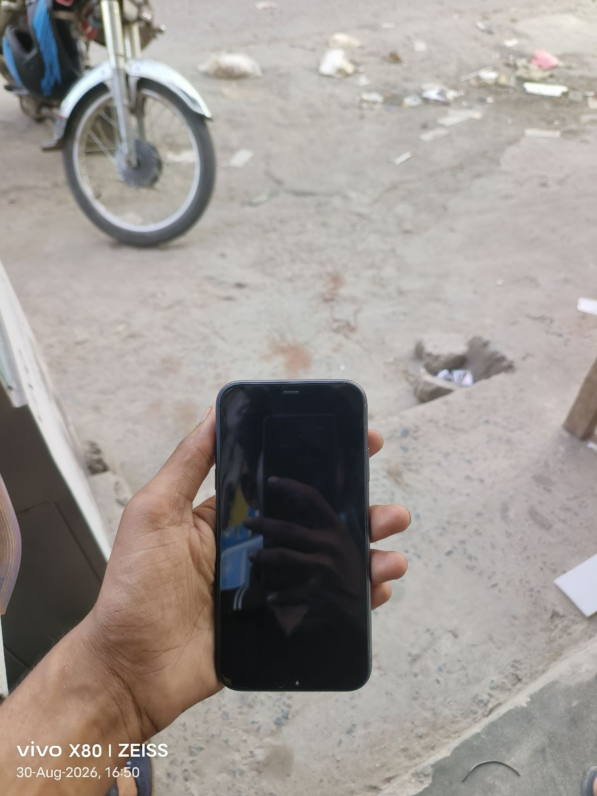 iPhone 11 · 64GB - photo 2
