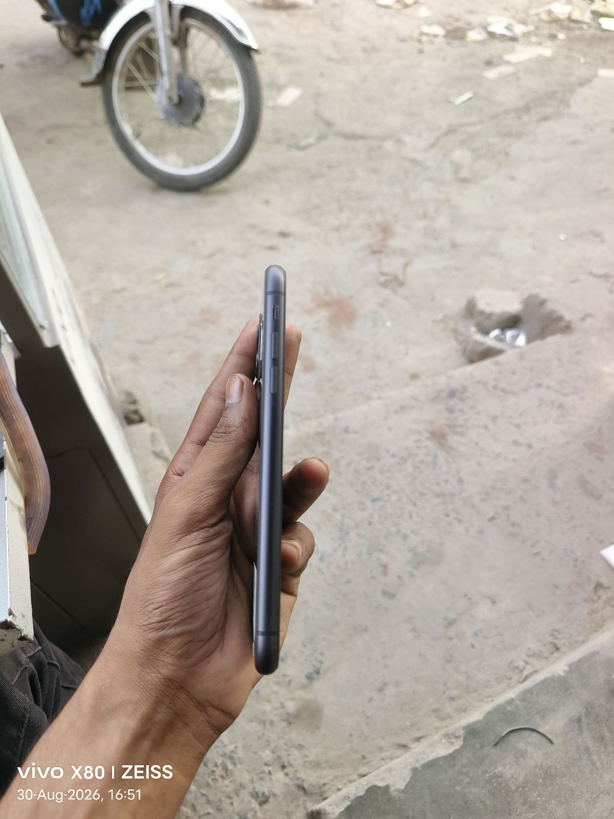 iPhone 11 · 64GB - photo 3