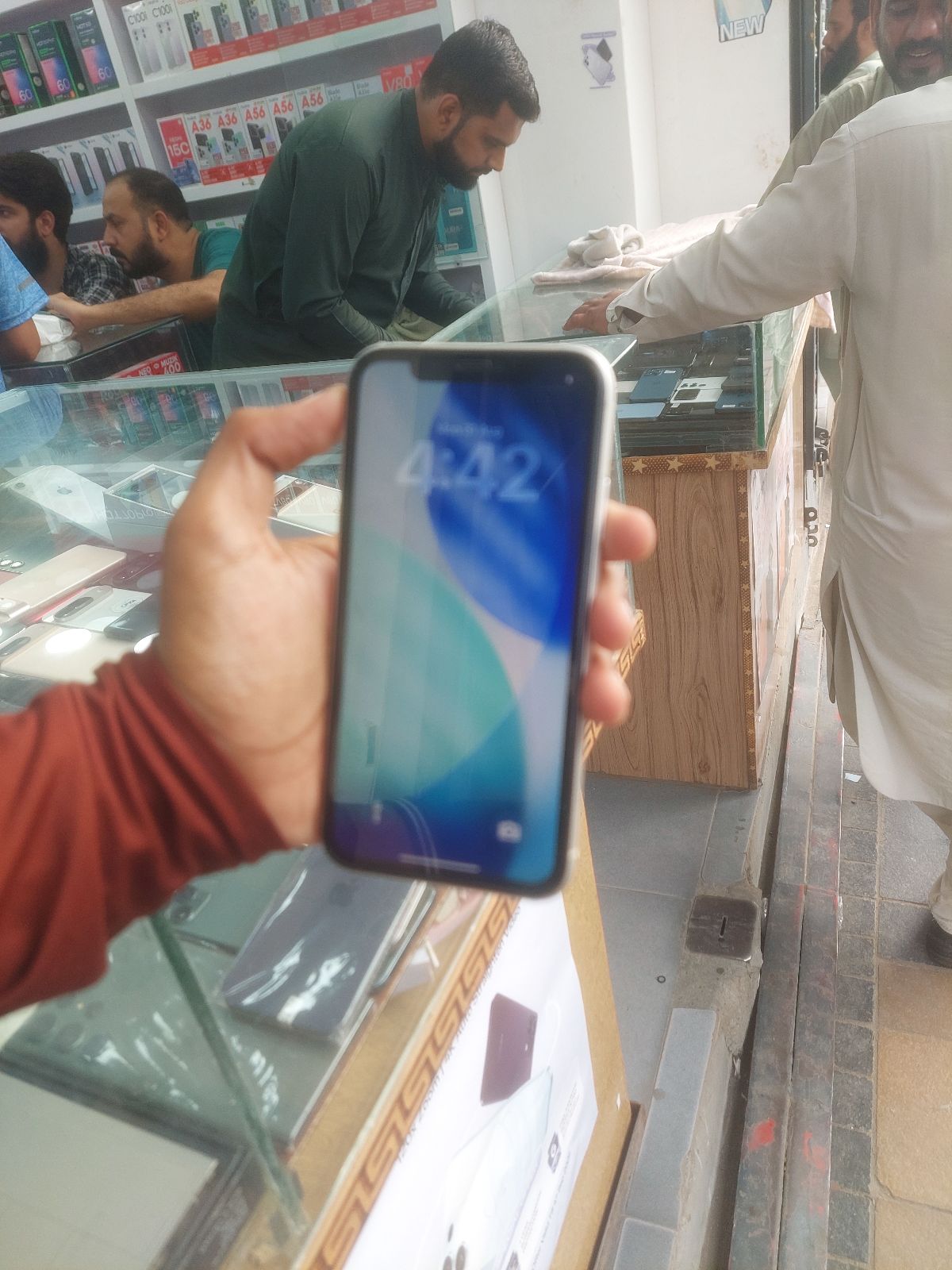 iPhone 11 · 128GB - photo 2