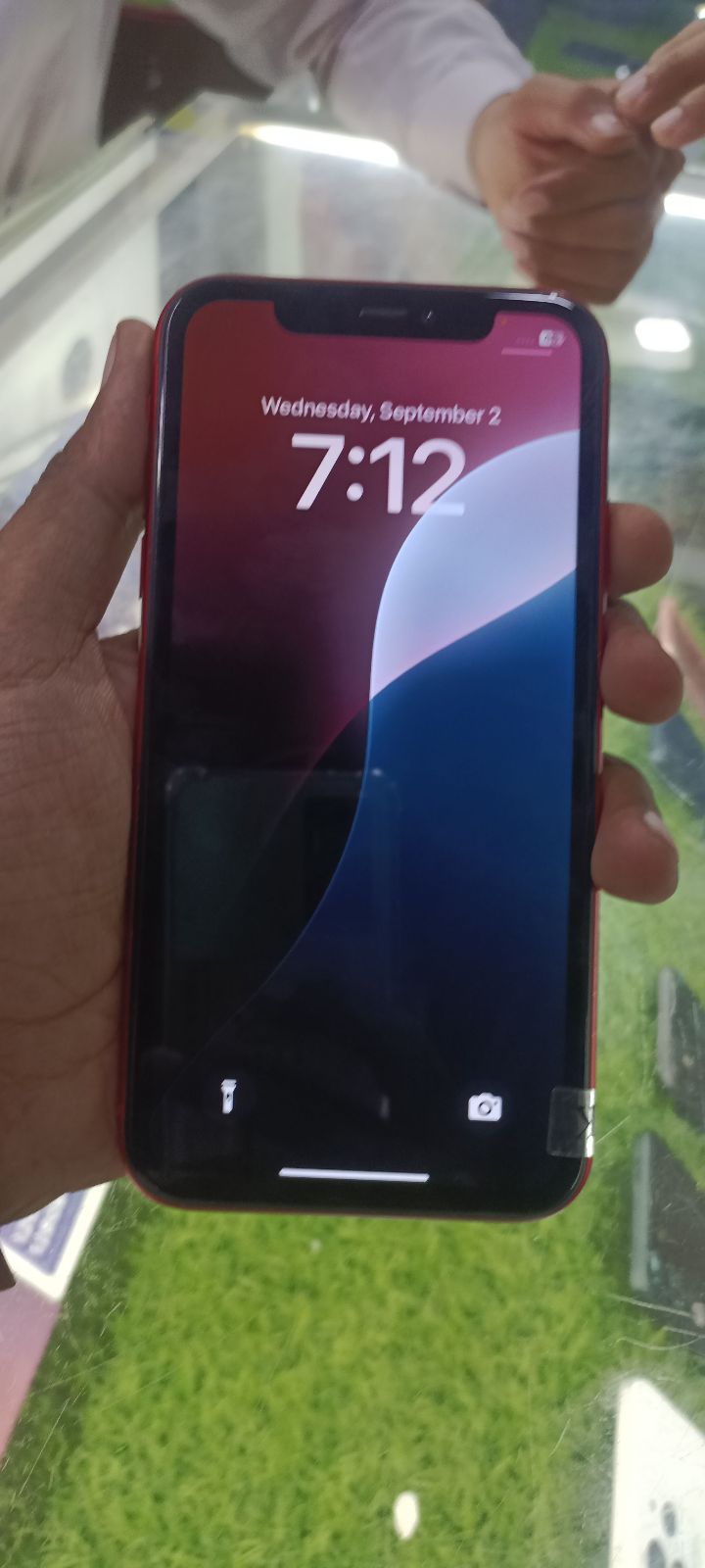 iPhone 11 · 64GB - photo 3