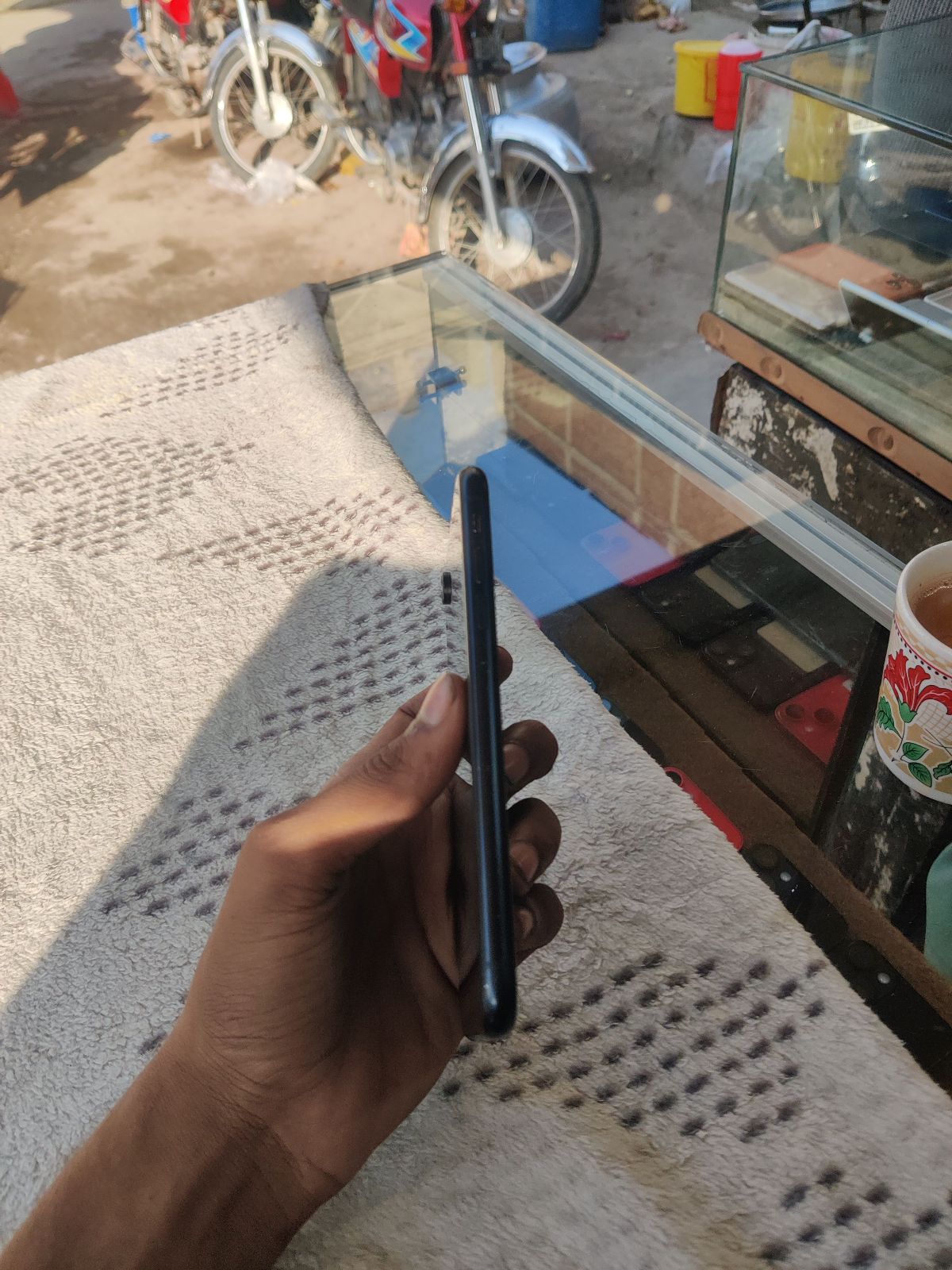 iPhone XR · 64GB - photo 2
