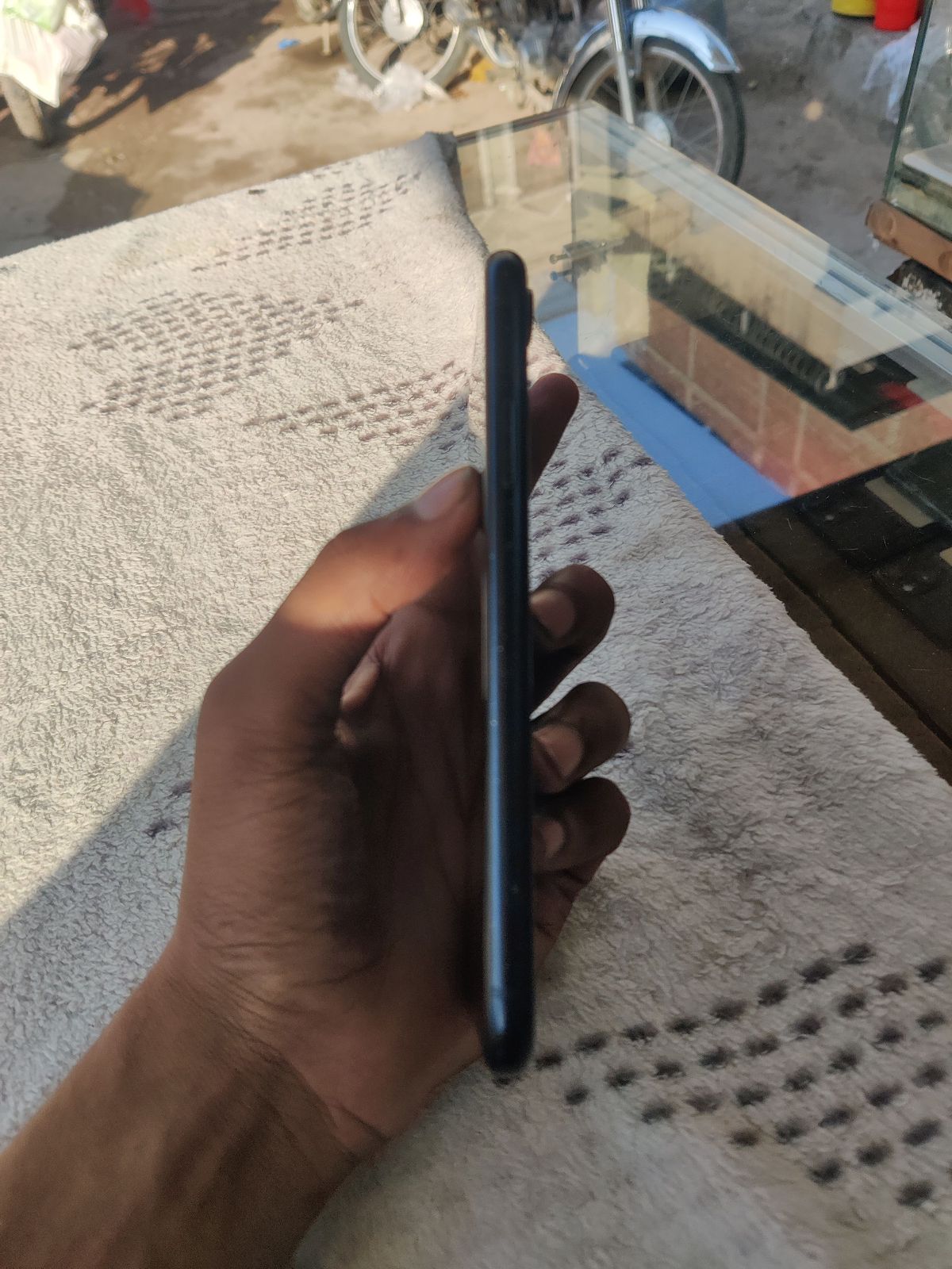 iPhone XR · 64GB - photo 4