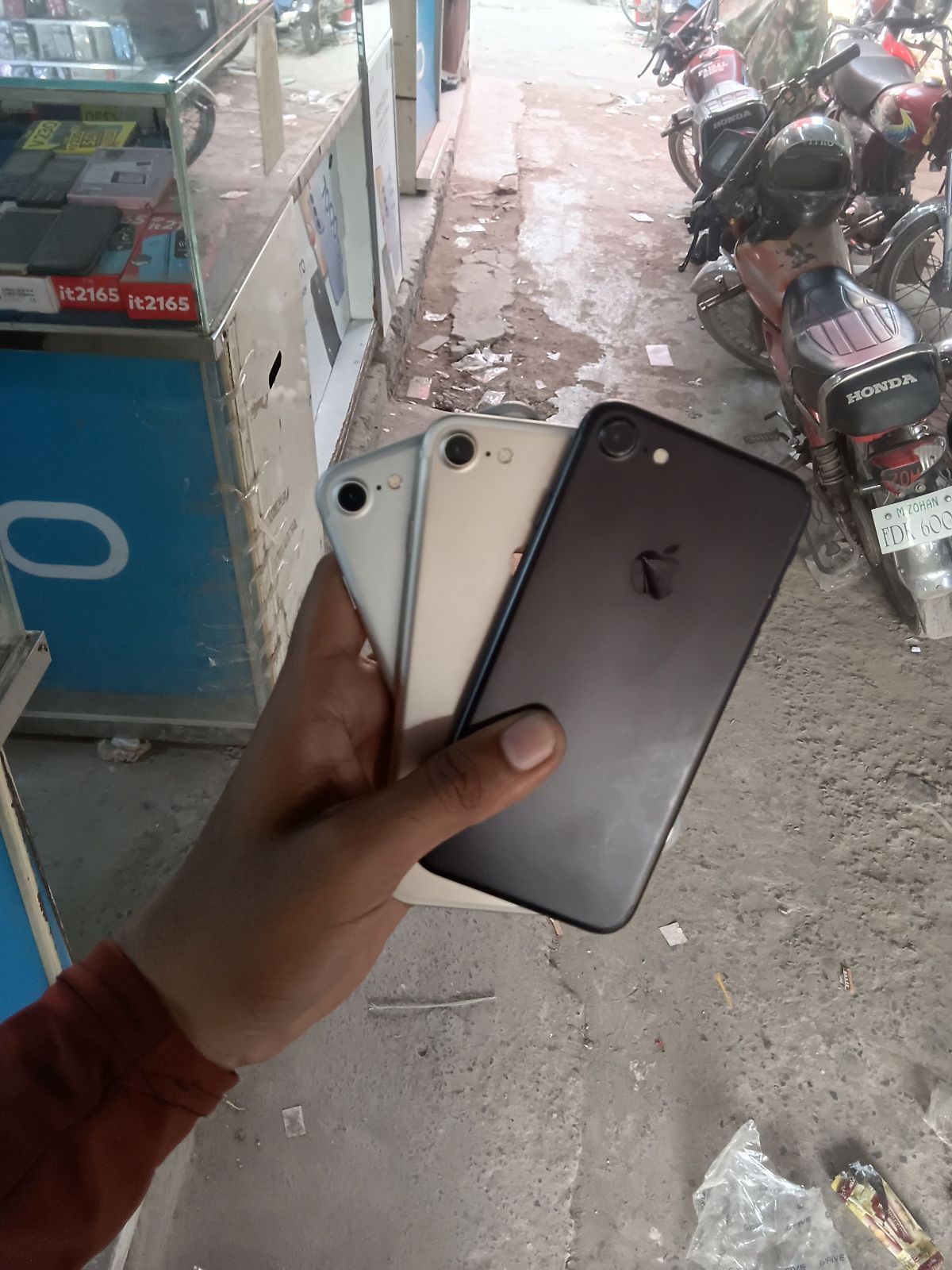 iPhone 7 · 32GB - photo 1