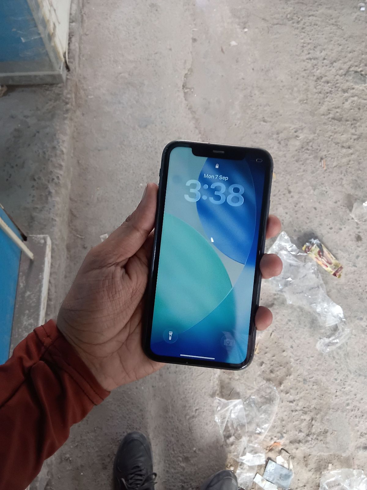 iPhone 11 · 64GB - photo 1