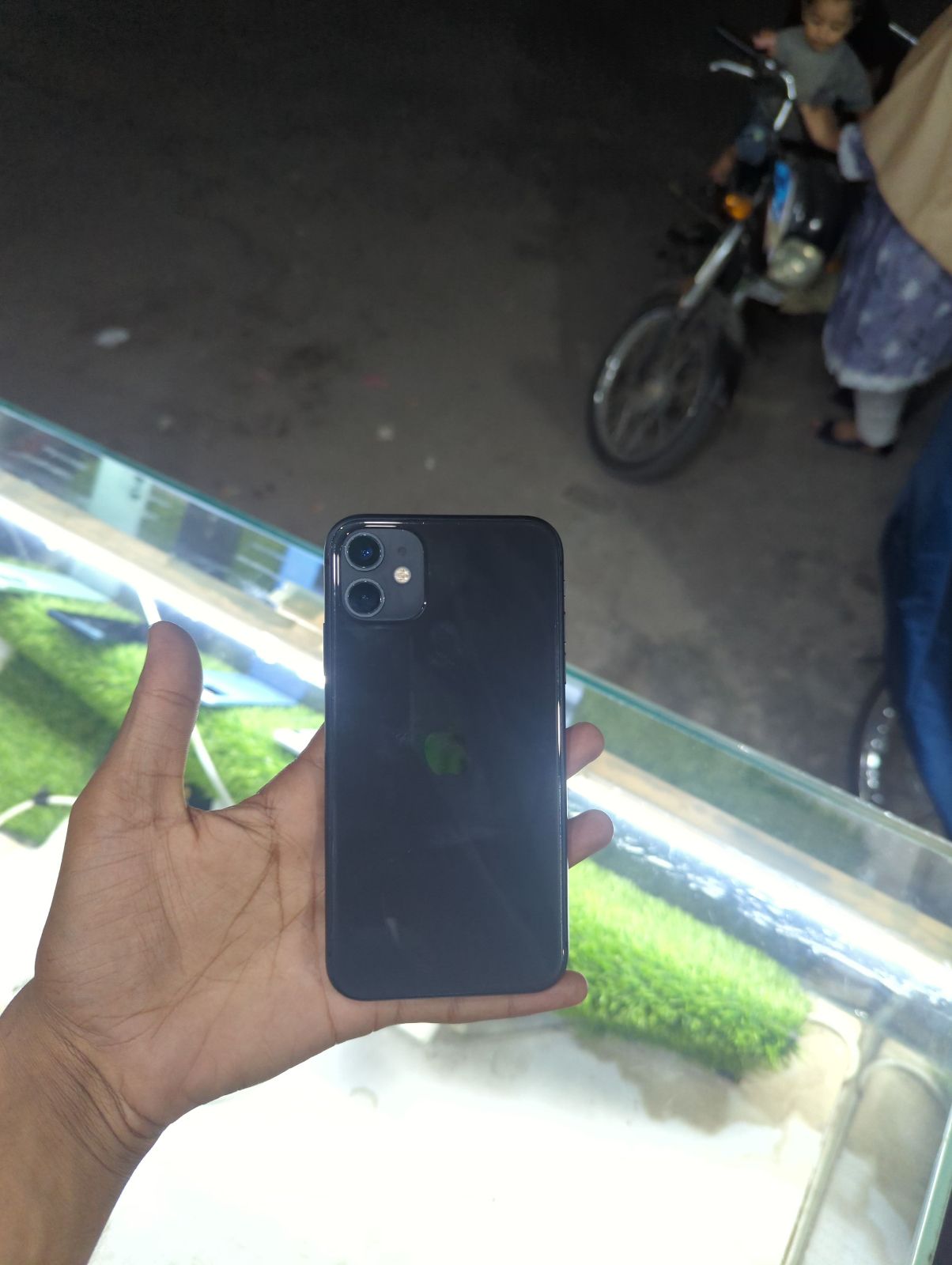 iPhone 11 · 128GB - photo 1