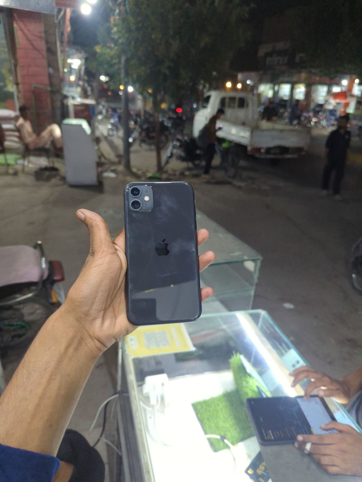 iPhone 11 · 128GB - photo 4