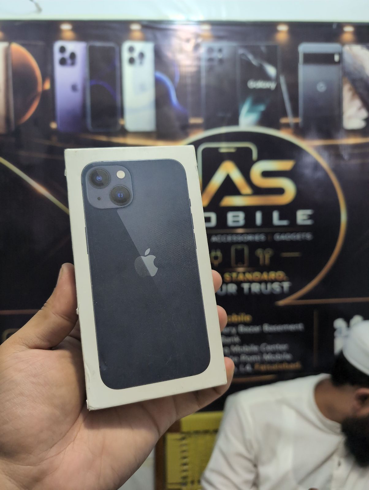 iPhone 13 · 128GB - photo 1
