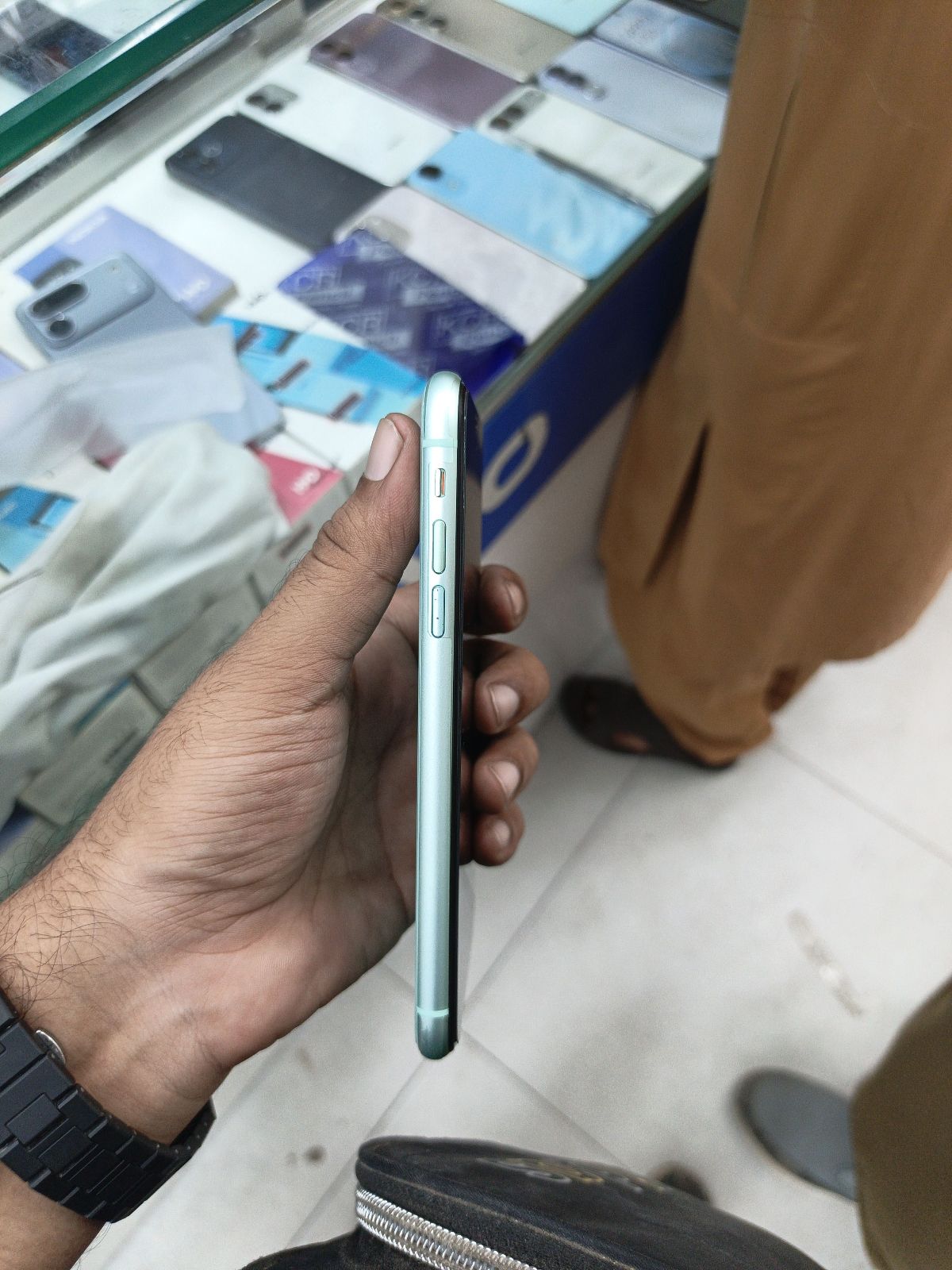 iPhone 11 · 64GB - photo 3