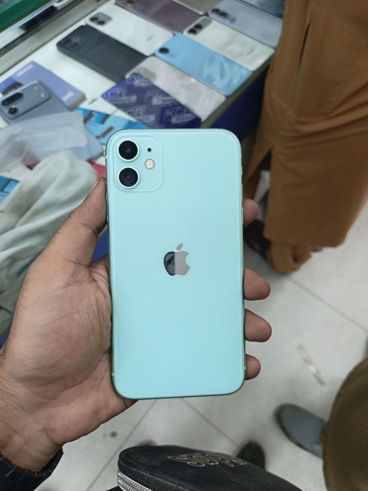 iPhone 11 · 64GB - photo 1