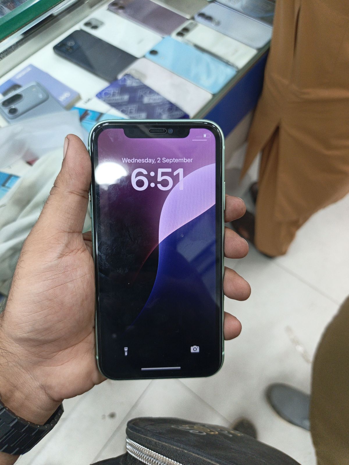 iPhone 11 · 64GB - photo 2