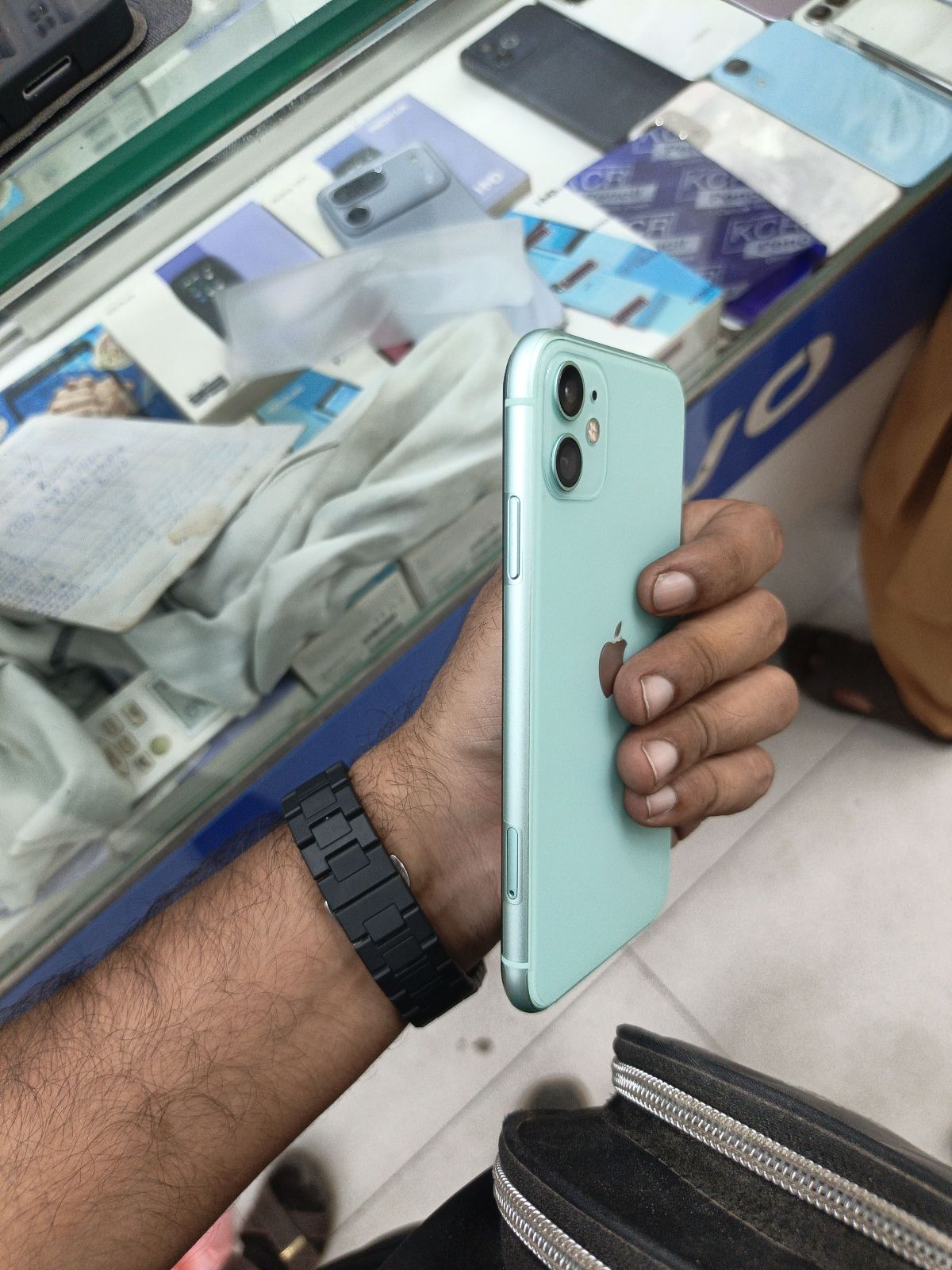 iPhone 11 · 64GB - photo 4