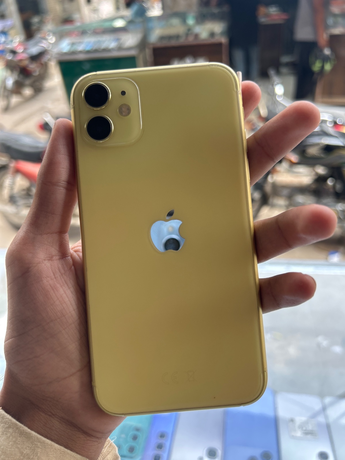 iPhone 11 · 64GB - photo 3