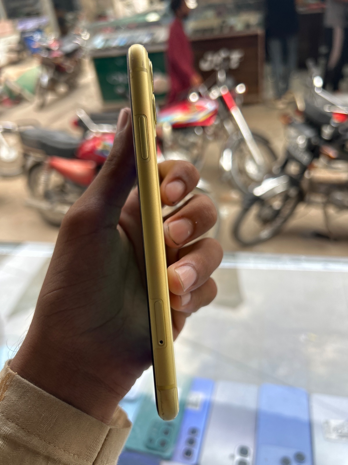 iPhone 11 · 64GB - photo 2
